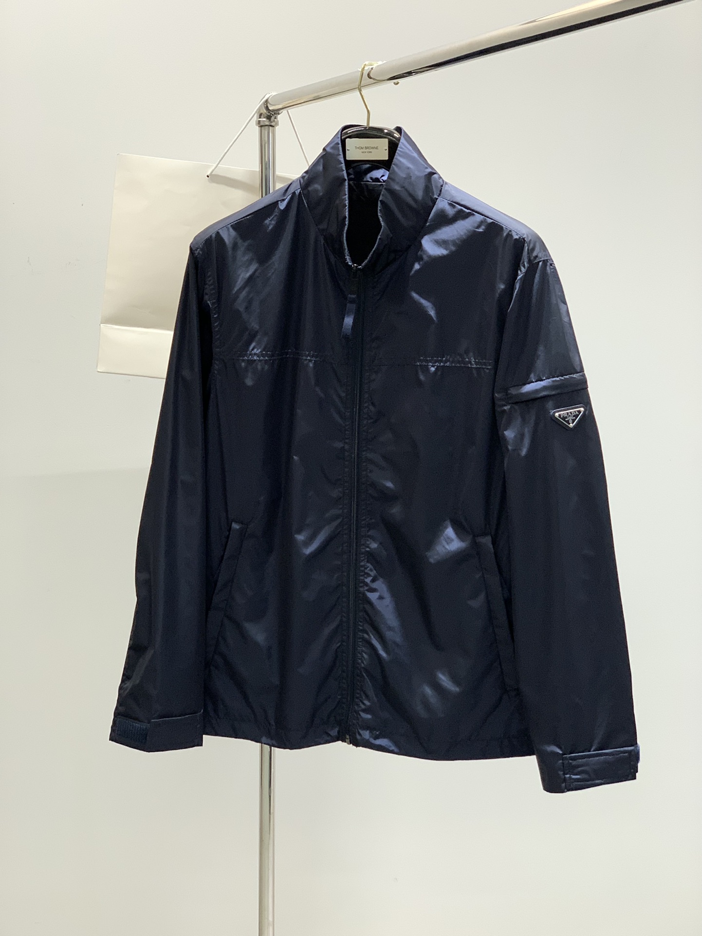 NO:127303,,PRADA Prada, the latest spring products, available at the counter at the same time, fashionable casual jacket lapel jacket, imported original fabric, extremely complex workmanship, the only channel to be used as a purchasing agent, top-level glue printing craft letter pattern logo, original hardware and auxiliary decoration, extremely high grade, comfortable and versatile, handsome and stylish upper body, code M-3XL,,prada,prada, jackets & coats,jackets & coats,alexander wang19860909,PRADA 普拉达,春季最新品,专柜同步有售,时尚休闲夹克翻领外套,进口原版面料,做工极为复杂,唯一可以做代购级别的渠道狠货,顶级印胶工艺字母图案logo,原版五金辅料装饰,档次极高,舒适百搭,上身帅气有型,码数M-3XL,,prada,prada,jackets & coats,jackets & coats,alexander wang,Men's clothing