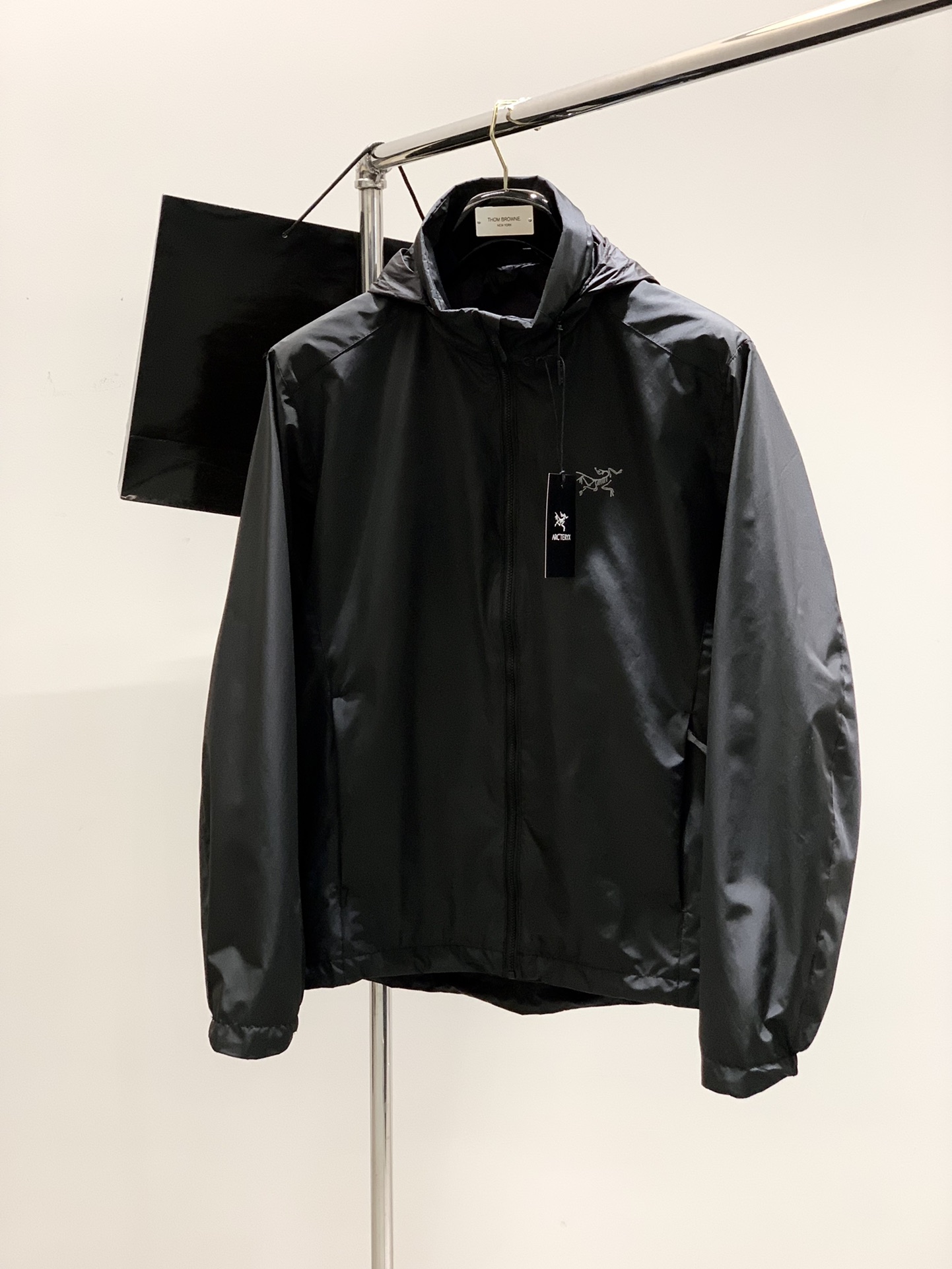 NO:127286,Black, gray, ARCTERYX Archaeoptera bird, new spring AW product, fashionable and casual hooded jacket, available at the same time for counters, original singles, imported original fabrics, extremely complex craftsmanship, fairly elegant and fashionable visuals, noble and elegant, from the main fabric to the detailed craftsmanship, showing the ingenuity of fashion, 2 colors recommended codes M-3XL, arc'teryx, jackets & coats, hats, alexander wang19860909颜色黑,灰 ,ARCTERYX 始祖鸟,春季AW新品,时尚休闲连帽外套,专柜同步有售,原单狠货,进口原版面料,工艺极度复杂,视觉相当雅致时髦,高贵而优雅,从主体面料到细节工艺,彰显时装的匠心所在,2色推荐码数M-3XL,arc'teryx,jackets & coats,hats,alexander wang,Men's clothing