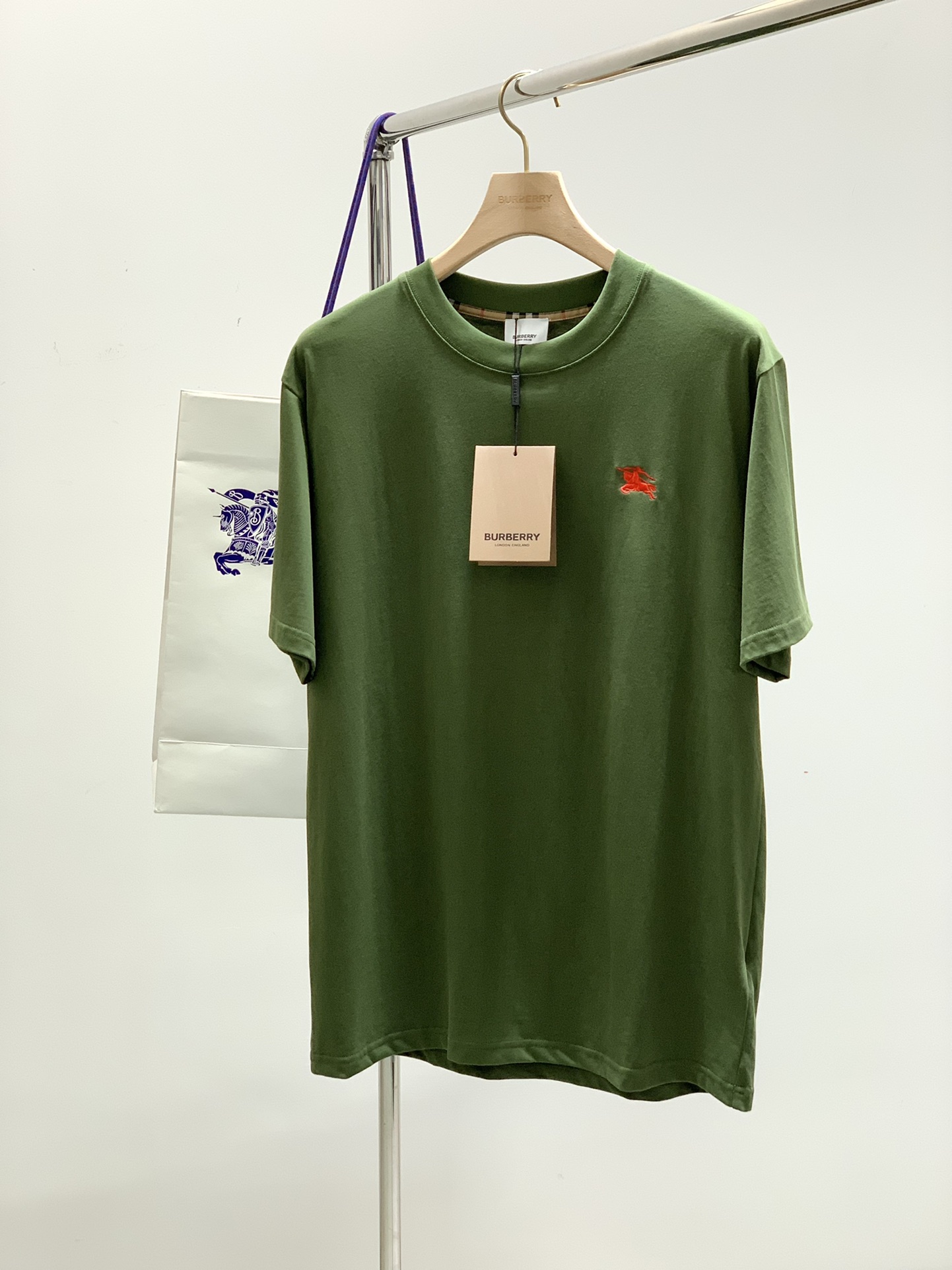 NO:127318,Black, white, gray, green, Burberry Burberry, the latest summer products, available at the counter, original singles, fashionable and casual round neck short-sleeved T-shirt, imported original fabric, comfortable and breathable upper body, top embroidered letter pattern decorative logo, extremely high grade, comfortable and versatile, handsome upper body, S-XL, burberry, burberry, T-shirt, tees, t-shirt, alexander wang19860909颜色黑,白,灰,绿 ,Burberry 巴宝莉,夏季最新品,专柜同步有售,原单狠货,时尚休闲圆领短袖T恤,进口原版面料,上身舒适透气,顶级刺绣字母图案装饰logo,档次极高,舒适百搭,上身帅气十足,码数S-XL,,burberry,burberry,T-shirt,tees，t-shirt,alexander wang,Men's clothing