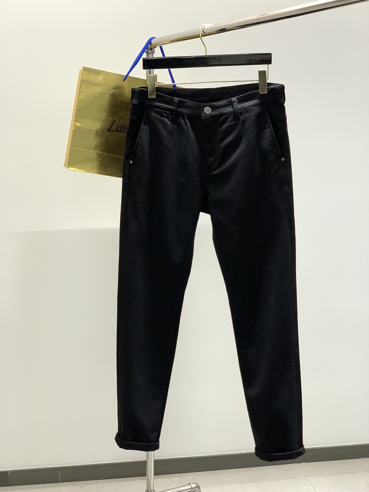 NO:127315,,Stefano Ricci Stephen Nich, the latest spring product, available at the counter at the same time, original singles, fashionable casual jeans, imported original fabrics, original hardware and auxiliary materials, extremely high grade, super positive style, fashionable and stylish upper body, 30-38, ,jeans,alexander wang19860909,Stefano Ricci 史蒂芬.尼治,春季最新品,专柜同步有售,原单狠货,时尚休闲牛仔裤,采用进口原版面料,原版五金辅料装饰,档次极高,版型超正,上身时尚有型,码数30-38,,jeans,alexander wang,Men's clothing