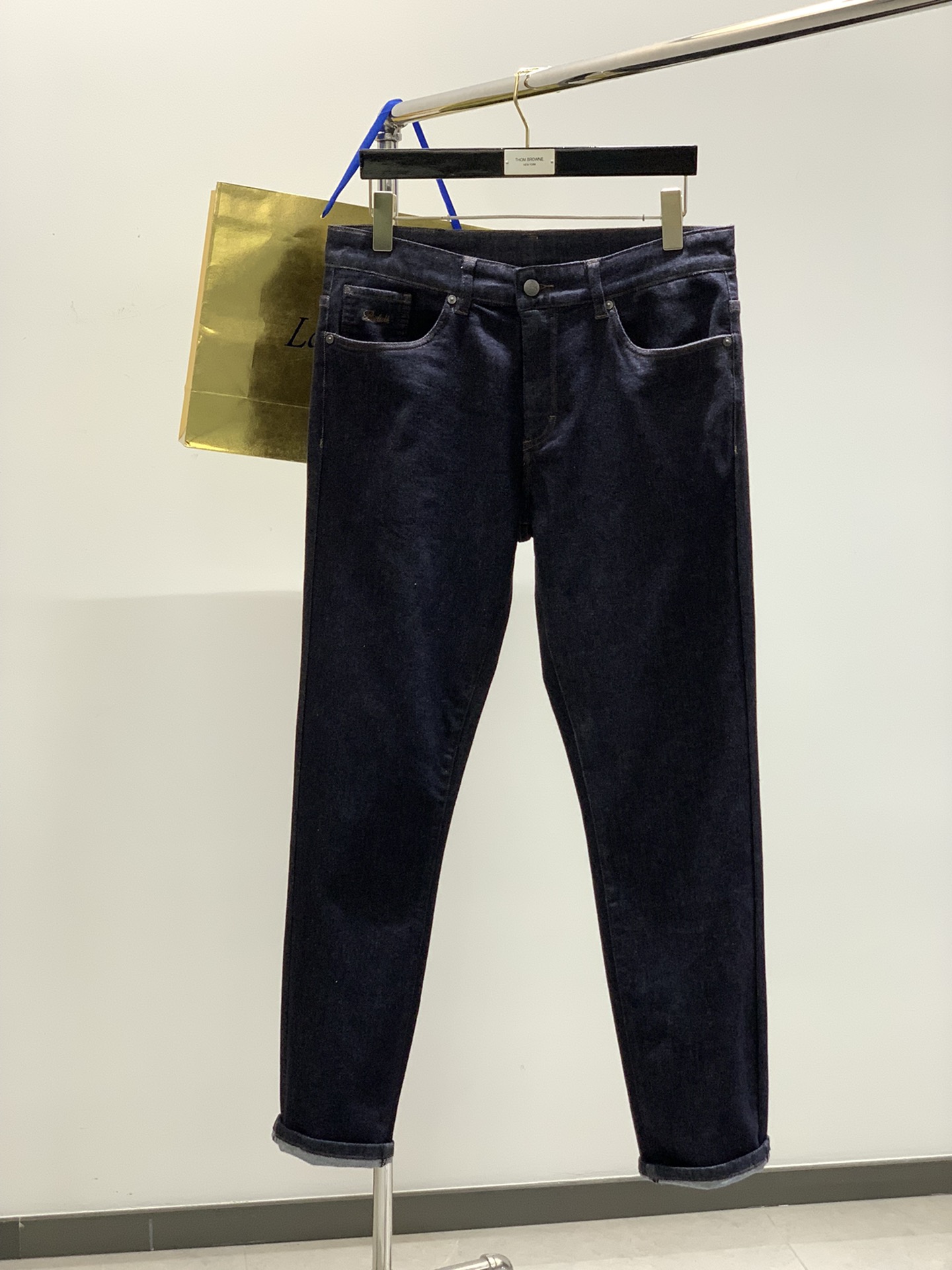 NO:127306,Blue color, Berluti, new spring products, fashionable and casual jeans, available at the same time for counters, original singles, imported original fabrics, customized original hardware accessories, exquisite embroidery craft letter pattern logo, original hardware accessories decoration, extremely high grade, handsome upper body, 30-38, jeans, alexander wang19860909颜色蓝色 ,Berluti（伯尔鲁帝）,春季新品,时尚休闲牛仔裤,专柜同步有售,原单狠货,进口原版面料,定制原版五金辅料,精致刺绣工艺字母图案logo,原版五金辅料装饰,档次极高,上身帅气十足,码数30-38,,jeans,alexander wang,Men's clothing