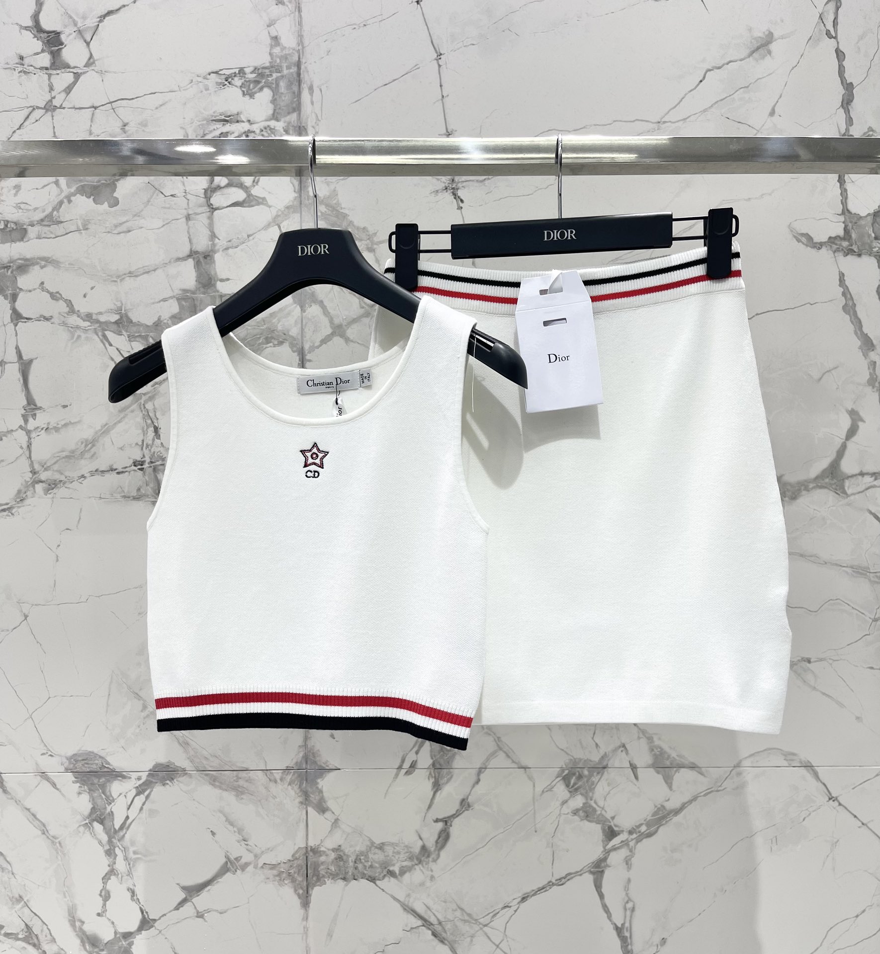 𝗗𝗜𝗢𝗥* 迪奥早春新款撞色针织半身裙

🧶针织面料柔软舒适，贴身但不紧绷，完美贴合身体曲线，展现出迷人