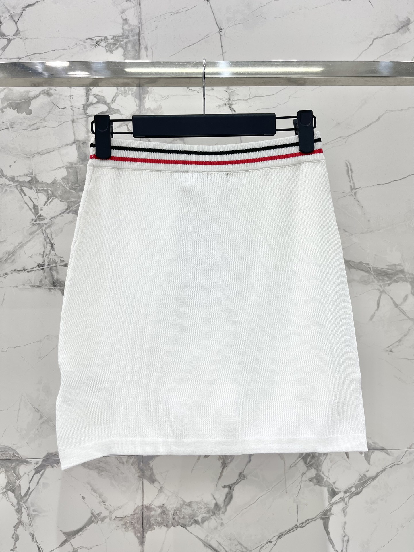 𝗗𝗜𝗢𝗥* 迪奥早春新款撞色针织半身裙

🧶针织面料柔软舒适，贴身但不紧绷，完美贴合身体曲线，展现出迷人