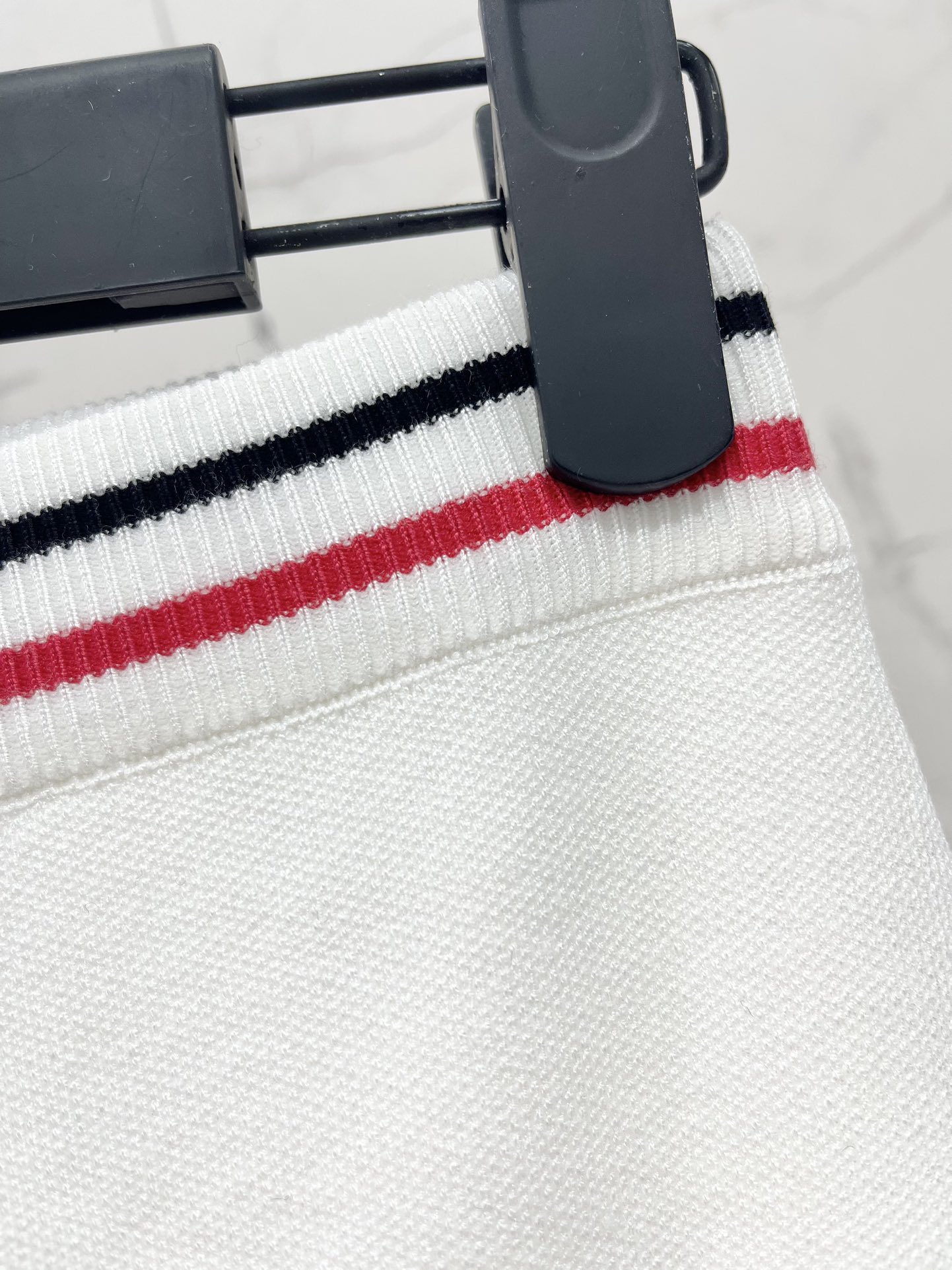 𝗗𝗜𝗢𝗥* 迪奥早春新款撞色针织半身裙

🧶针织面料柔软舒适，贴身但不紧绷，完美贴合身体曲线，展现出迷人