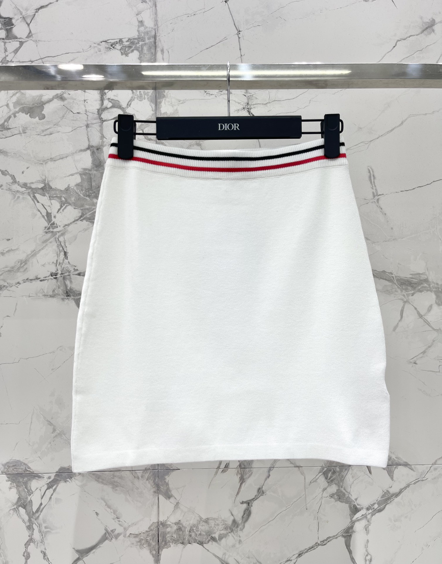𝗗𝗜𝗢𝗥* 迪奥早春新款撞色针织半身裙

🧶针织面料柔软舒适，贴身但不紧绷，完美贴合身体曲线，展现出迷人