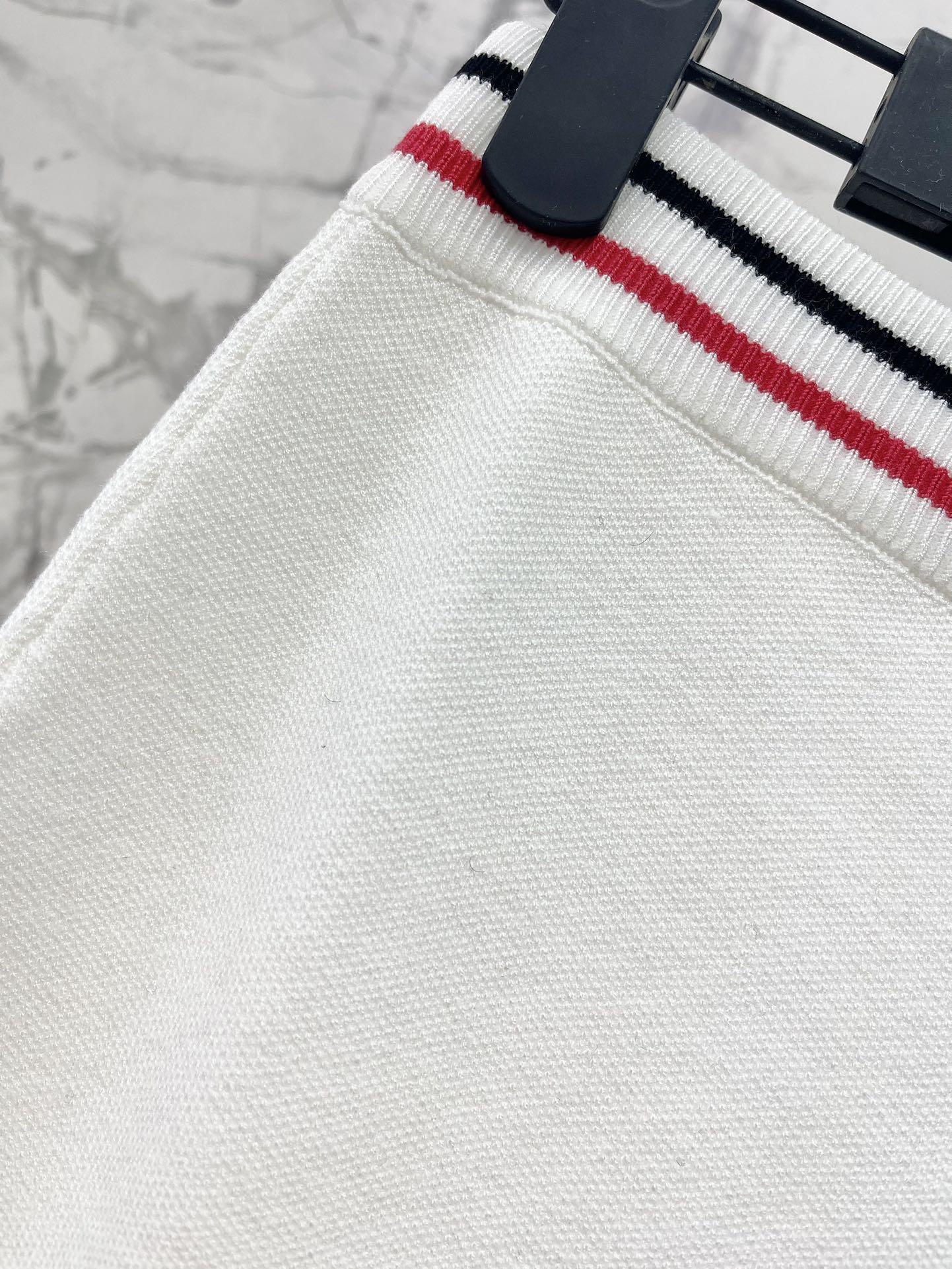 𝗗𝗜𝗢𝗥* 迪奥早春新款撞色针织半身裙

🧶针织面料柔软舒适，贴身但不紧绷，完美贴合身体曲线，展现出迷人