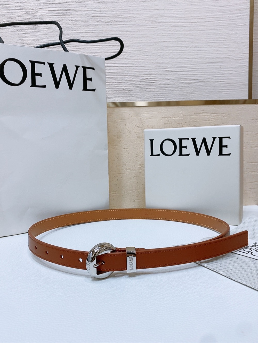 ZY【配包装】LOEWE （罗意威）专柜最新同款腰带[庆祝][庆祝]  选用光滑牛皮革窄款腰带   配有Anagram  Pebble针扣  卓越的工艺 个性的造型  精美的材质 宽:.0cm