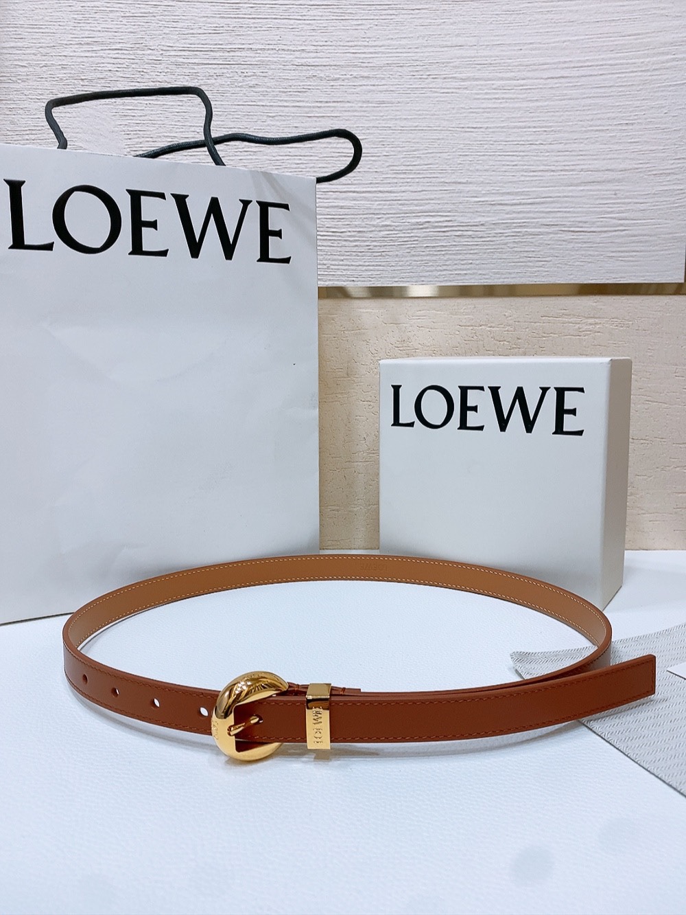 ZY【配包装】LOEWE （罗意威）专柜最新同款腰带[庆祝][庆祝]  选用光滑牛皮革窄款腰带   配有Anagram  Pebble针扣  卓越的工艺 个性的造型  精美的材质 宽:.0cm