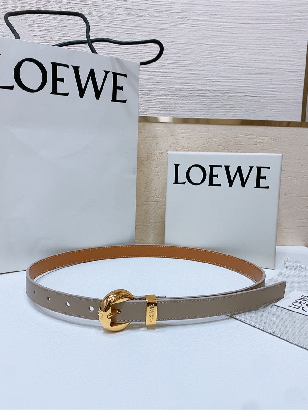 ZY【配包装】LOEWE （罗意威）专柜最新同款腰带[庆祝][庆祝]  选用光滑牛皮革窄款腰带   配有Anagram  Pebble针扣  卓越的工艺 个性的造型  精美的材质 宽:.0cm