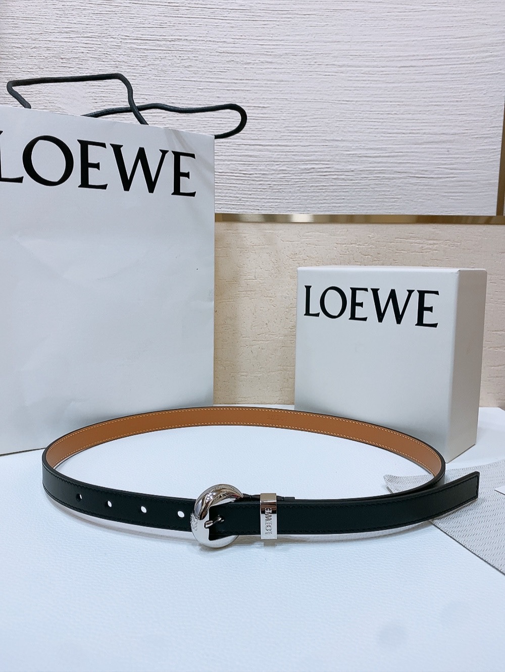 ZY【配包装】LOEWE （罗意威）专柜最新同款腰带[庆祝][庆祝]  选用光滑牛皮革窄款腰带   配有Anagram  Pebble针扣  卓越的工艺 个性的造型  精美的材质 宽:.0cm