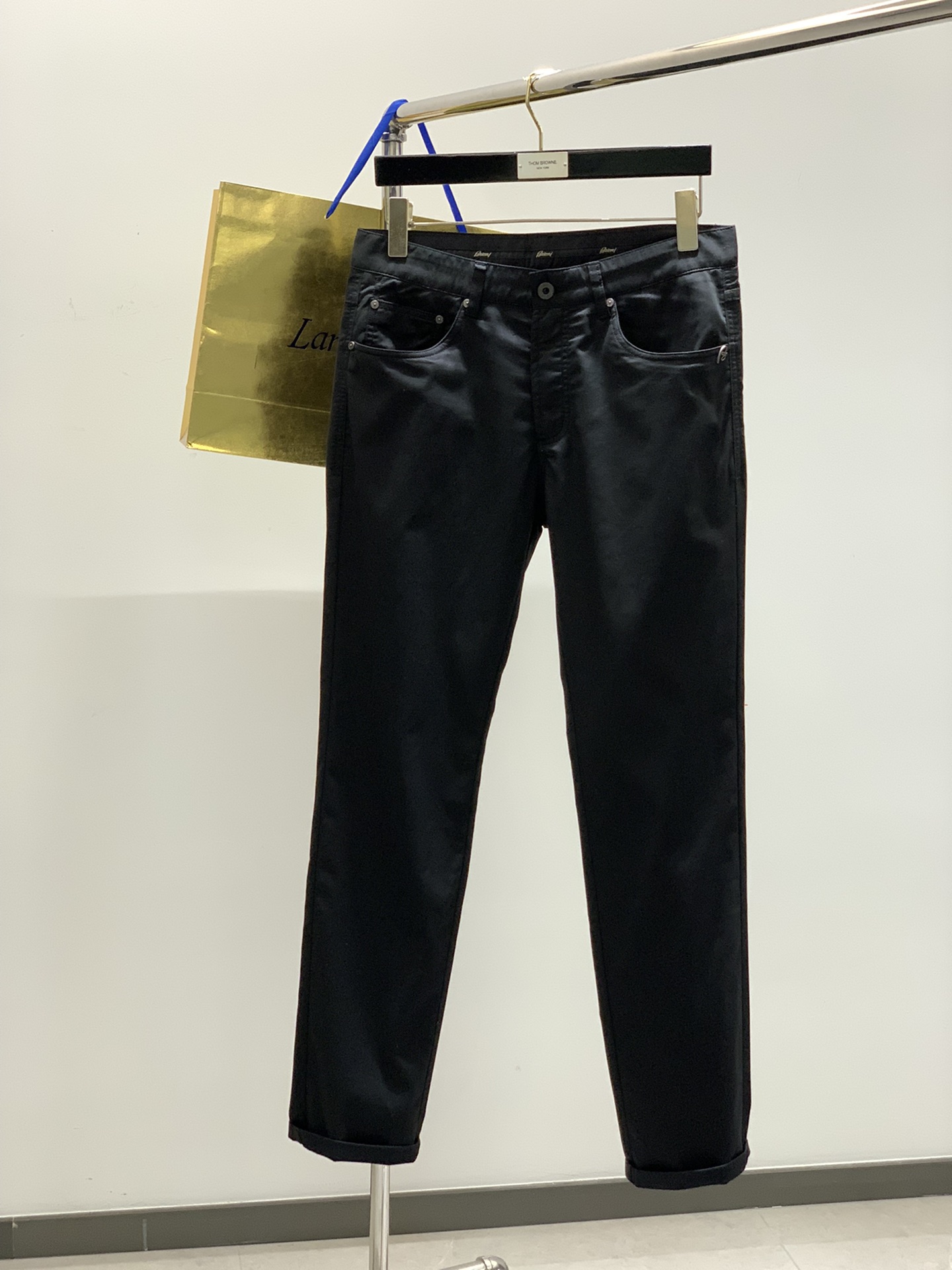 NO:127309,Color black, rice gray, dark gray, Brioni, the latest spring products, fashionable casual pants, special counters are available at the same time, original orders, imported original fabrics, customized original hardware and accessories, top-grade embroidery craft letter decorative logo, extremely high-end grade, exquisite craftsmanship, handsome upper body, 30-38, alexander wang19860909颜色黑色,米灰,深灰 ,Brioni 布里奥尼,春季最新品,时尚休闲裤,专柜同步有售,原单狠货,进口原版面料,定制原版五金辅料,顶级刺绣工艺字母装饰logo,档次极高,工艺精湛,上身帅气十足,码数30-38,,alexander wang,Men's clothing