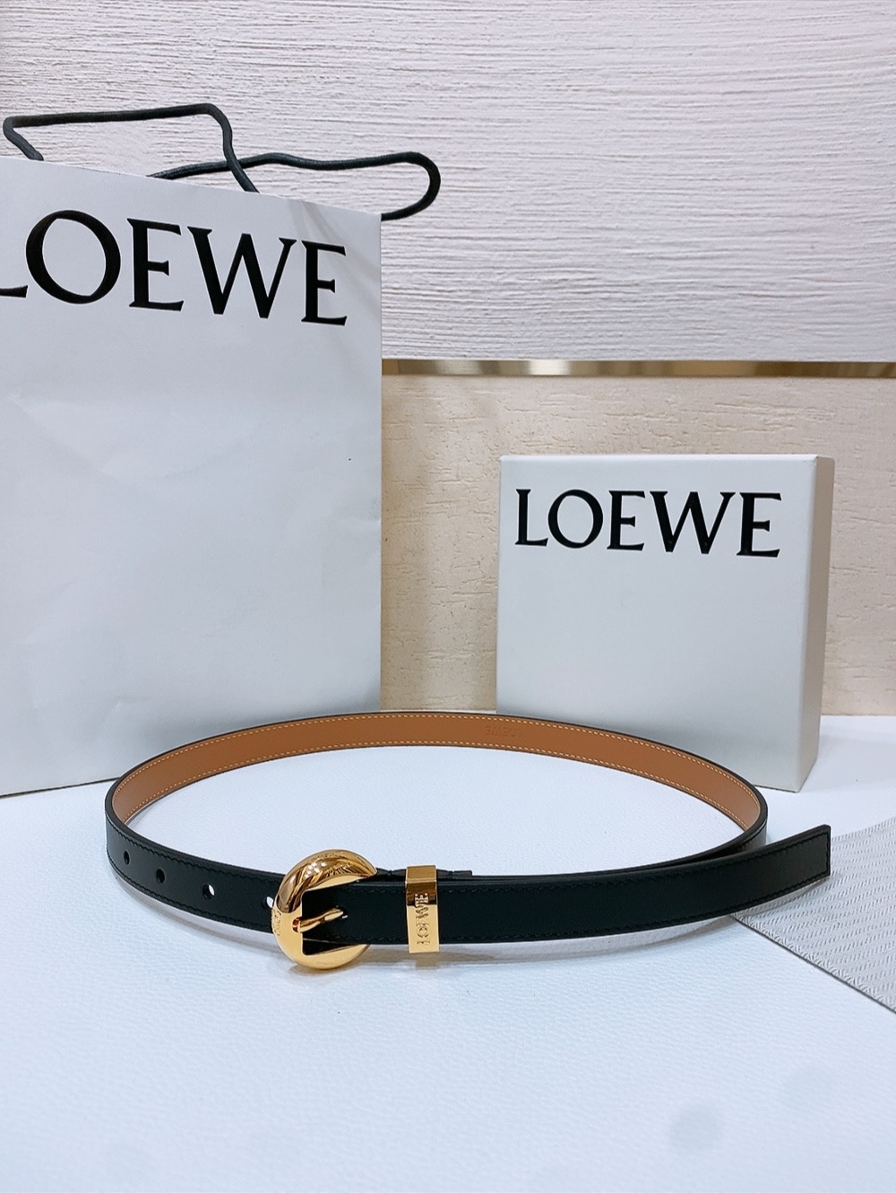 ZY【配包装】LOEWE （罗意威）专柜最新同款腰带[庆祝][庆祝]  选用光滑牛皮革窄款腰带   配有Anagram  Pebble针扣  卓越的工艺 个性的造型  精美的材质 宽:.0cm