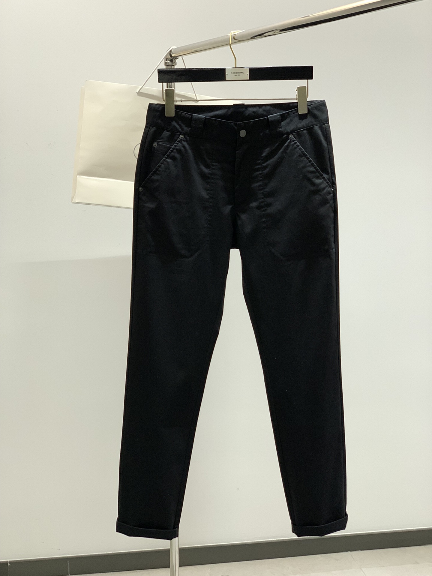 NO:127308,Black, gray, PRADA Prada, the latest spring products, available at the counter at the same time, fashionable casual pants, imported original fabrics, extremely complex workmanship, the only channel that can be used as a purchasing agent level, top-level glue printing craft letter pattern logo, original hardware and auxiliary decoration, extremely high grade, comfortable and versatile, handsome and stylish upper body, 30-38,,prada,prada,alexander wang19860909颜色黑,灰 ,PRADA 普拉达,春季最新品,专柜同步有售,时尚休闲裤,进口原版面料,做工极为复杂,唯一可以做代购级别的渠道狠货,顶级印胶工艺字母图案logo,原版五金辅料装饰,档次极高,舒适百搭,上身帅气有型,码数30-38,,prada,prada,alexander wang,Men's clothing