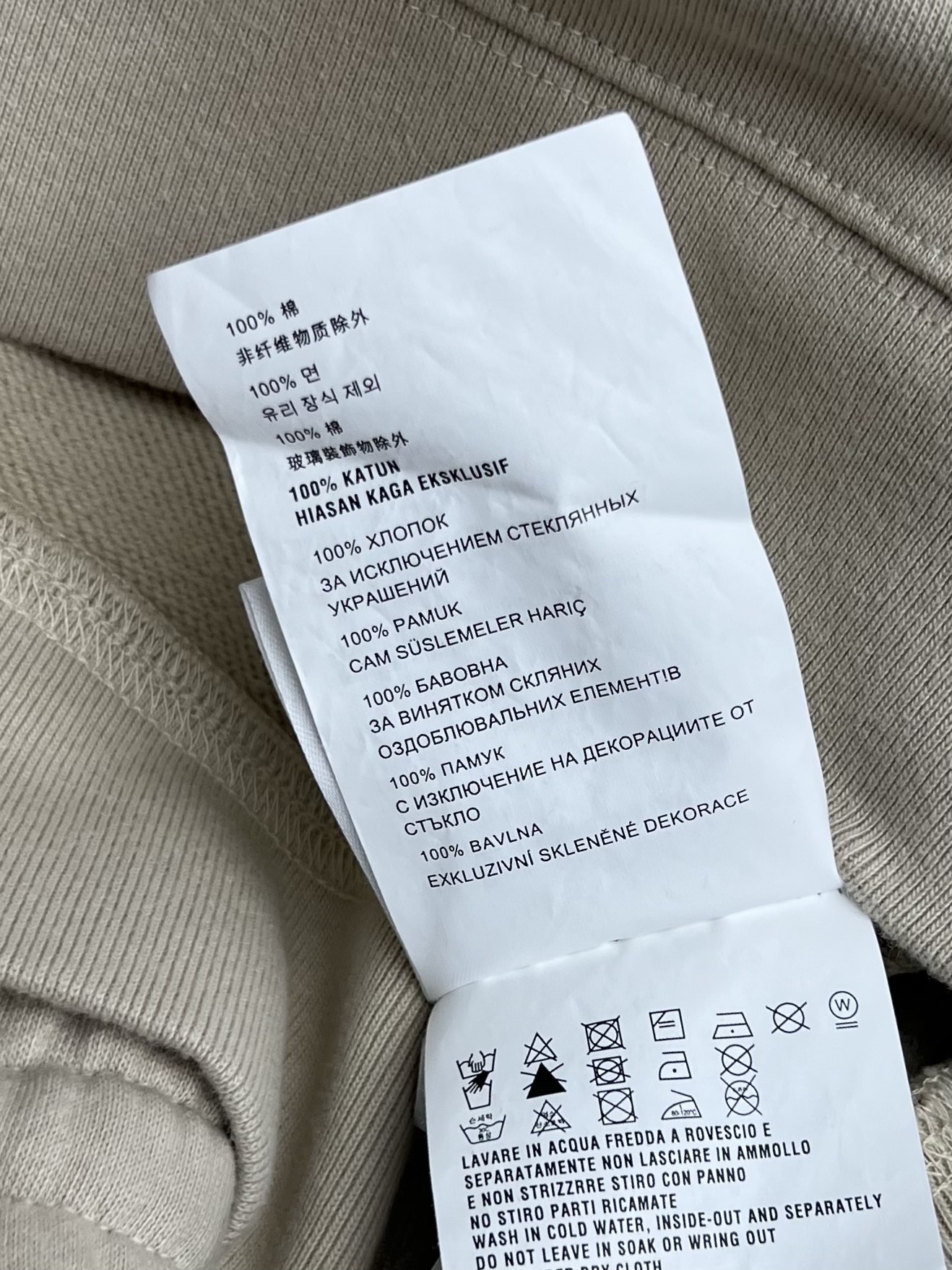 𝗠𝗜𝗨𝗠𝗜*贴布刺绣徽标卫衣套装
polo短款抓绒运动衫➕抽绳短裤
宽松版型与同色调刺绣徽标相结合
为整