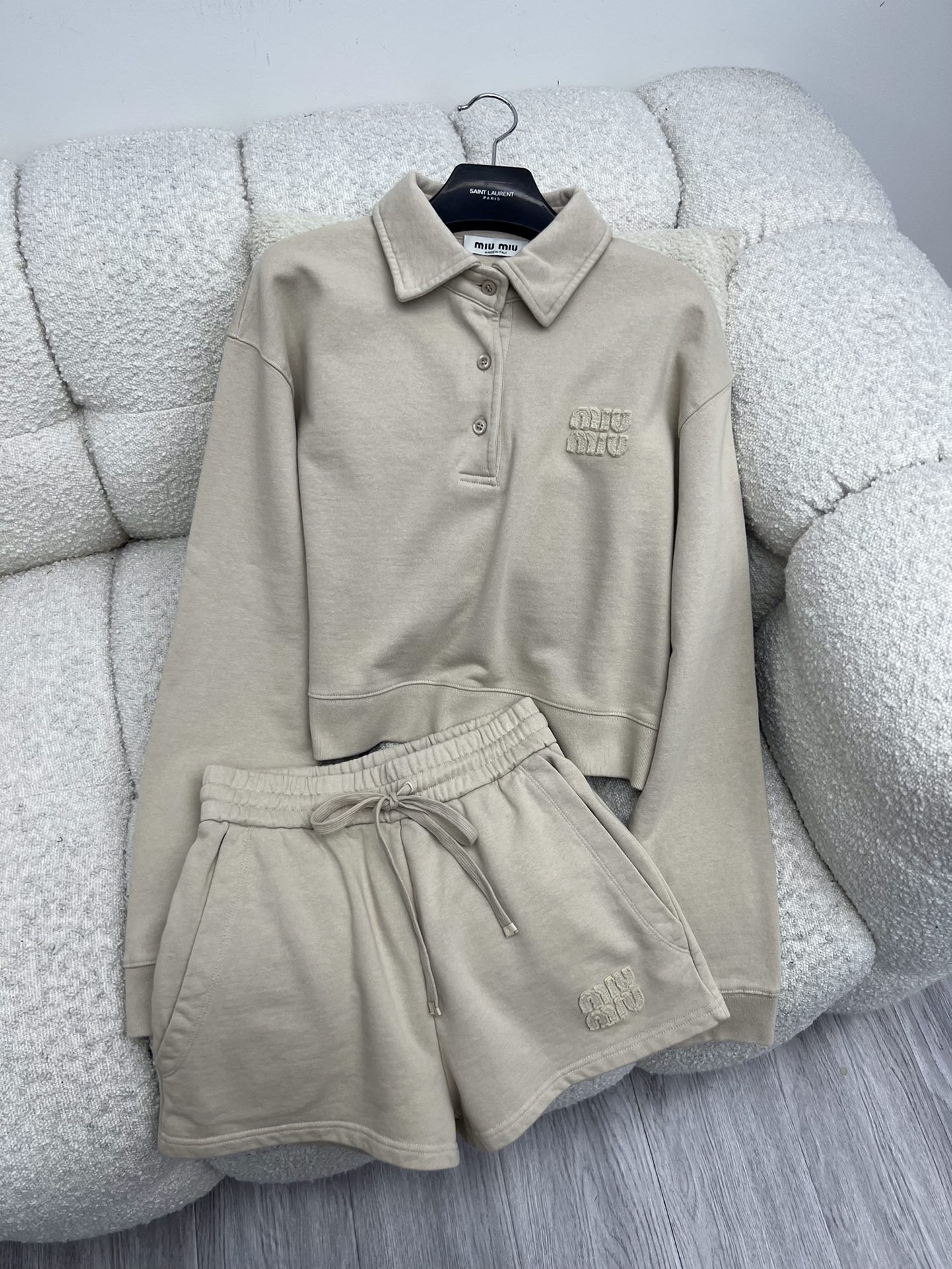𝗠𝗜𝗨𝗠𝗜*贴布刺绣徽标卫衣套装
polo短款抓绒运动衫➕抽绳短裤
宽松版型与同色调刺绣徽标相结合
为整