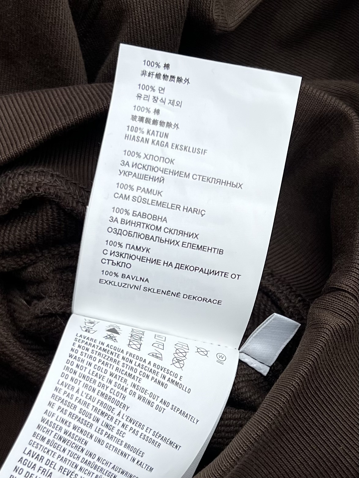 𝗠𝗜𝗨𝗠𝗜*抽绳连帽卫衣套装
抽绳连帽卫衣➕抽绳运动短裤
这款棉质抓绒连帽卫衣采用短款版型
饰以Miu 