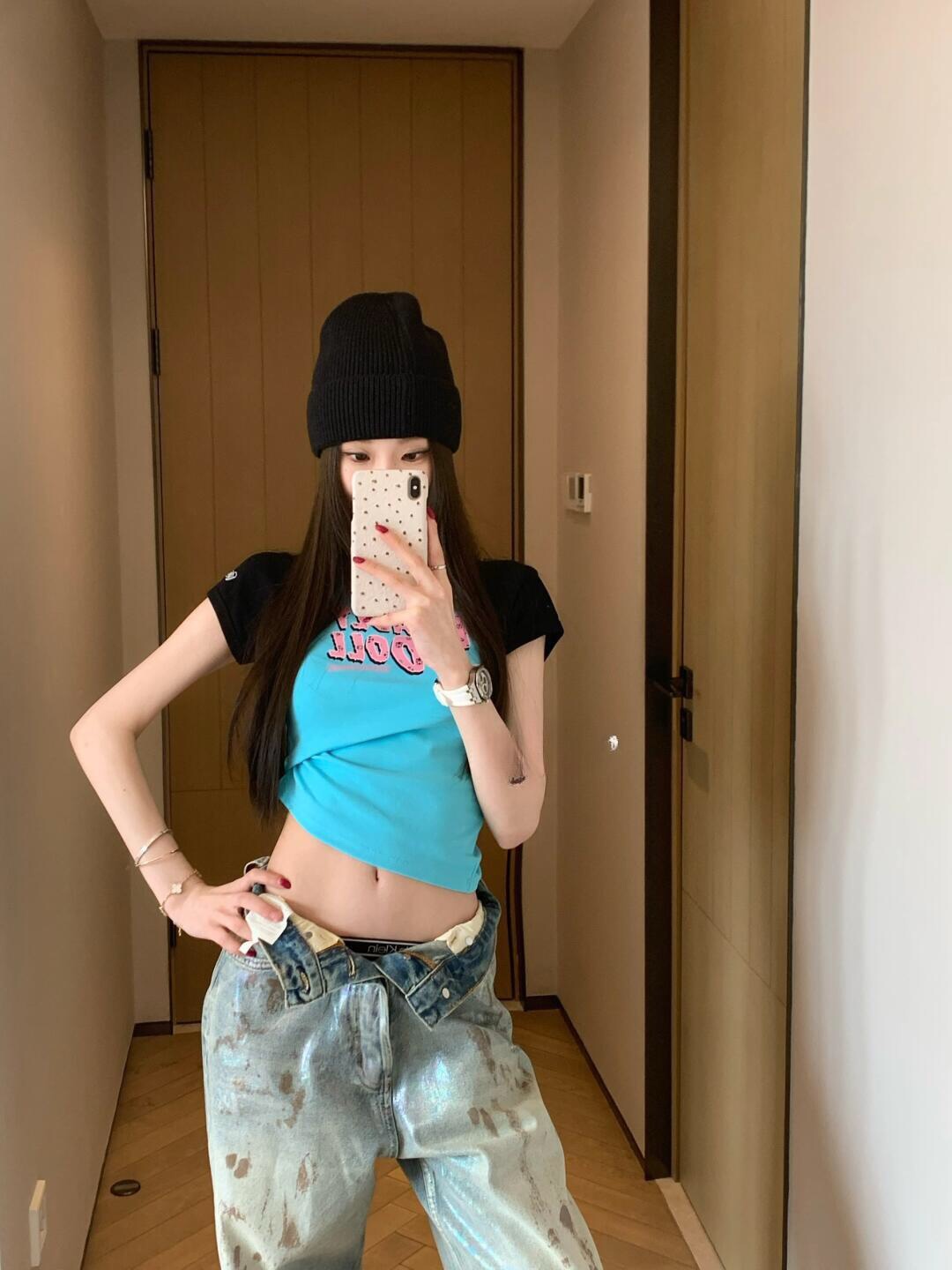 New world 上新 
💰85 CH克罗💙甜心芭比短袖
：甜心芭比克罗心短袖 很火的版型 上身显瘦显身材比例 甜酷女孩的标配 很芭比又很辣妹 甜辣甜辣的很难不爱！！！
尺码:SML
S衣长48袖长21胸围80
M衣长 49 袖长22胸围85
4衣长50袖长23阿围90