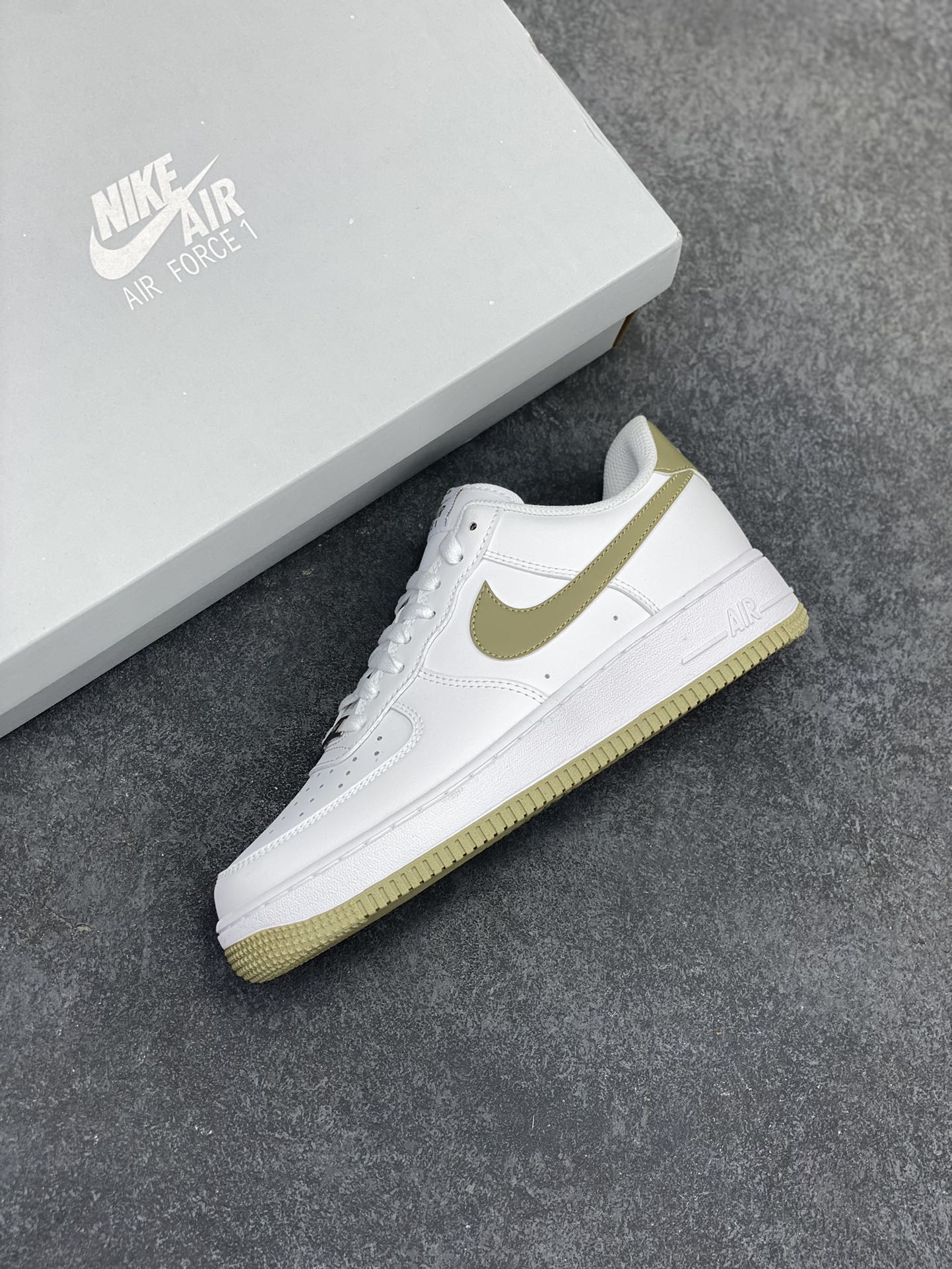 图片[7]-NK Air Force 1 空军一号 白军绿 原楦头原纸板 打造纯正空军版型#专注外贸渠道 全掌内置蜂窝气垫 #原盒配件 原厂中底钢印、拉帮完美 货号：FJ4146-110 尺码：36 36.5 37.5 38 38.5 39 40 40.5 41 42 42.5 43 44 44.5 45-选品中心