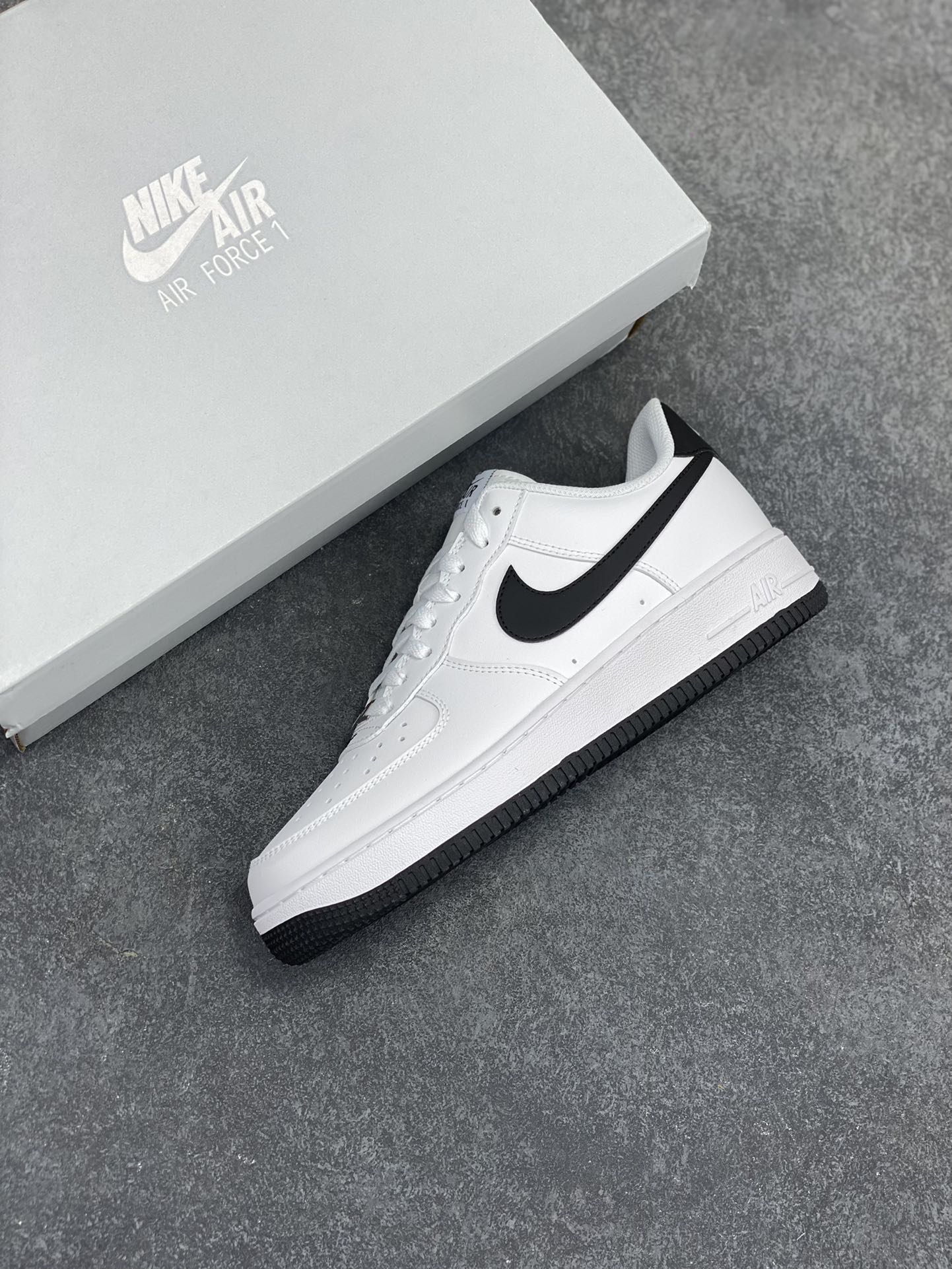 图片[7]-Nike Air Force 1 “白黑勾” 空军一号低帮运动休闲板鞋 官原楦头原纸板 打造纯正空军版型#专注外贸渠道 全掌内置蜂窝气垫 #原盒配件 原厂中底钢印、拉帮完美 货号：FQ4296-101 尺码：36 36.5 37.5 38 38.5 39 40 40.5 41 42 42.5 43 44 44.5 45-选品中心