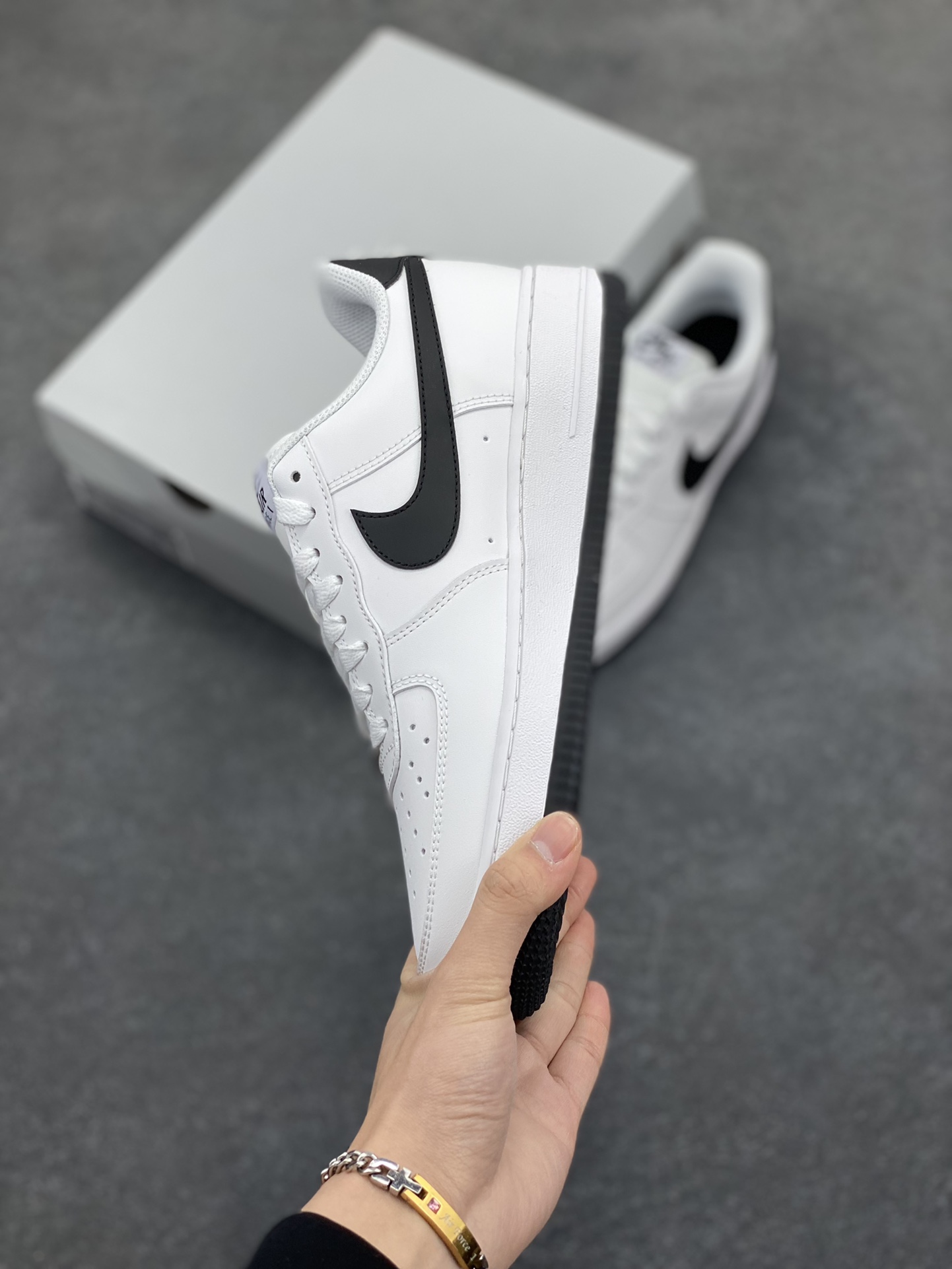 图片[3]-Nike Air Force 1 “白黑勾” 空军一号低帮运动休闲板鞋 官原楦头原纸板 打造纯正空军版型#专注外贸渠道 全掌内置蜂窝气垫 #原盒配件 原厂中底钢印、拉帮完美 货号：FQ4296-101 尺码：36 36.5 37.5 38 38.5 39 40 40.5 41 42 42.5 43 44 44.5 45-选品中心