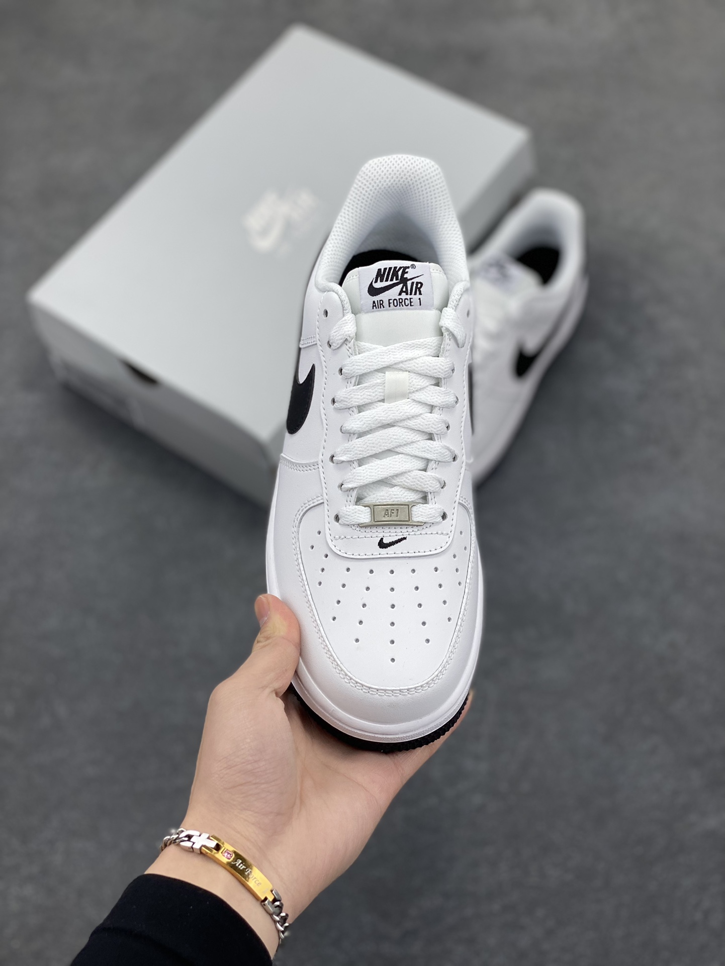 图片[2]-Nike Air Force 1 “白黑勾” 空军一号低帮运动休闲板鞋 官原楦头原纸板 打造纯正空军版型#专注外贸渠道 全掌内置蜂窝气垫 #原盒配件 原厂中底钢印、拉帮完美 货号：FQ4296-101 尺码：36 36.5 37.5 38 38.5 39 40 40.5 41 42 42.5 43 44 44.5 45-选品中心