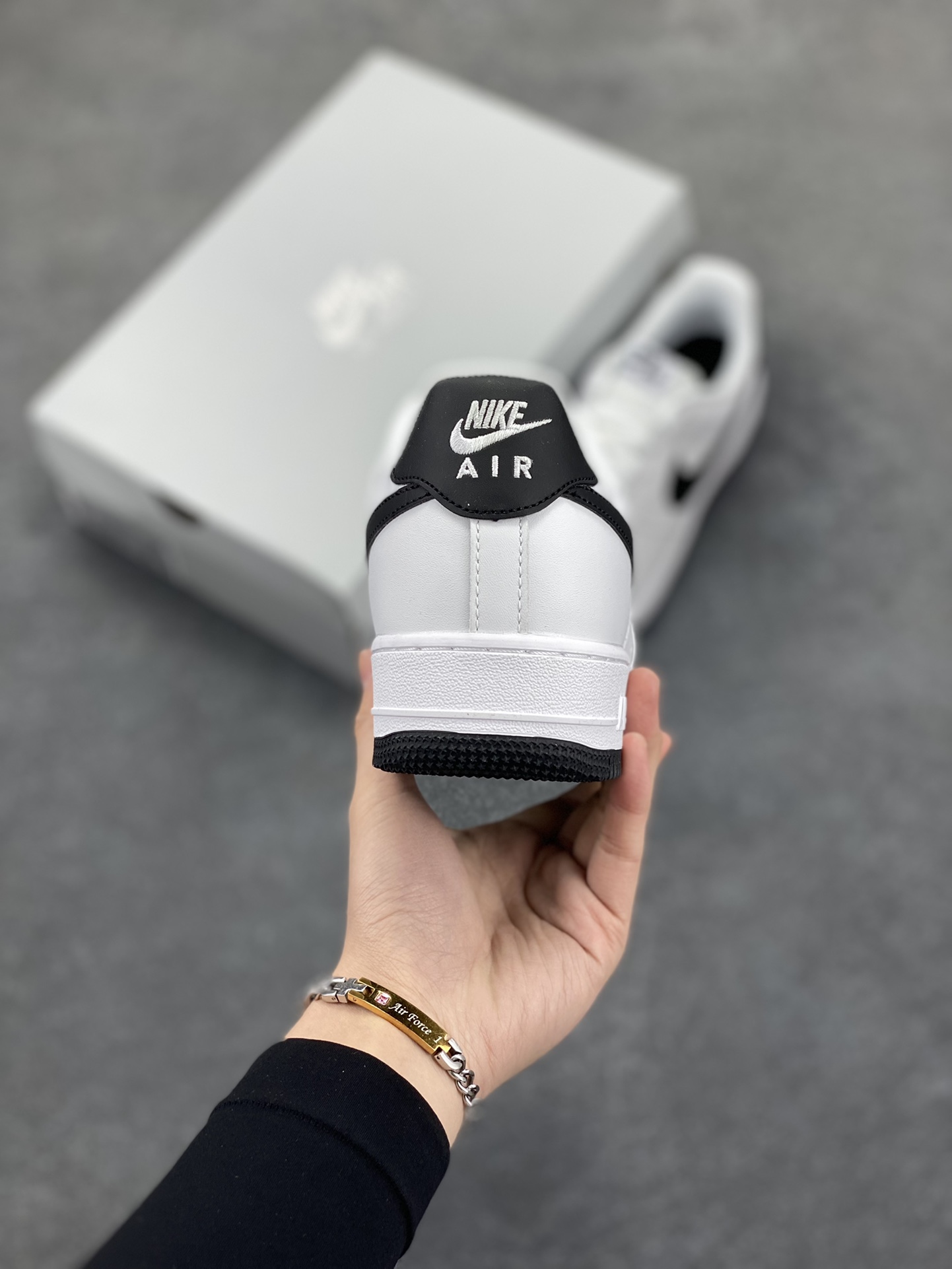 图片[4]-Nike Air Force 1 “白黑勾” 空军一号低帮运动休闲板鞋 官原楦头原纸板 打造纯正空军版型#专注外贸渠道 全掌内置蜂窝气垫 #原盒配件 原厂中底钢印、拉帮完美 货号：FQ4296-101 尺码：36 36.5 37.5 38 38.5 39 40 40.5 41 42 42.5 43 44 44.5 45-选品中心