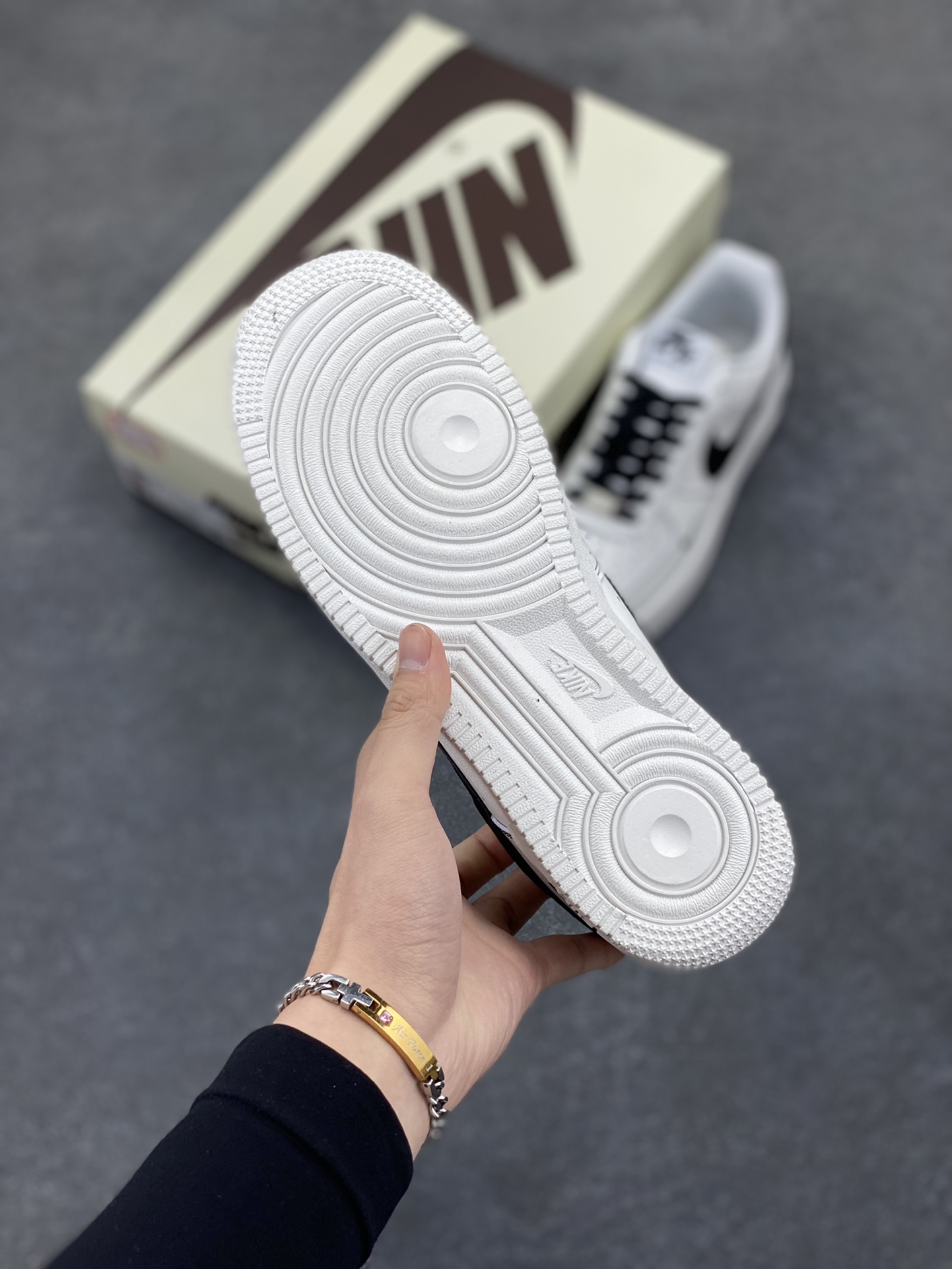 图片[5]-Nike Air Force 1 Low 空军一号低帮百搭休闲运动板鞋。柔软、弹性十足的缓震性能和出色的中底设计，横跨复古与现代的外型结合，造就出风靡全球三十多年的Force 1，直到今天还深受青睐。 货号：315122-112 尺码：36 36.5 37.5 38 38.5 39 40 40.5 41 42 42.5 43 44 44.5 45-选品中心