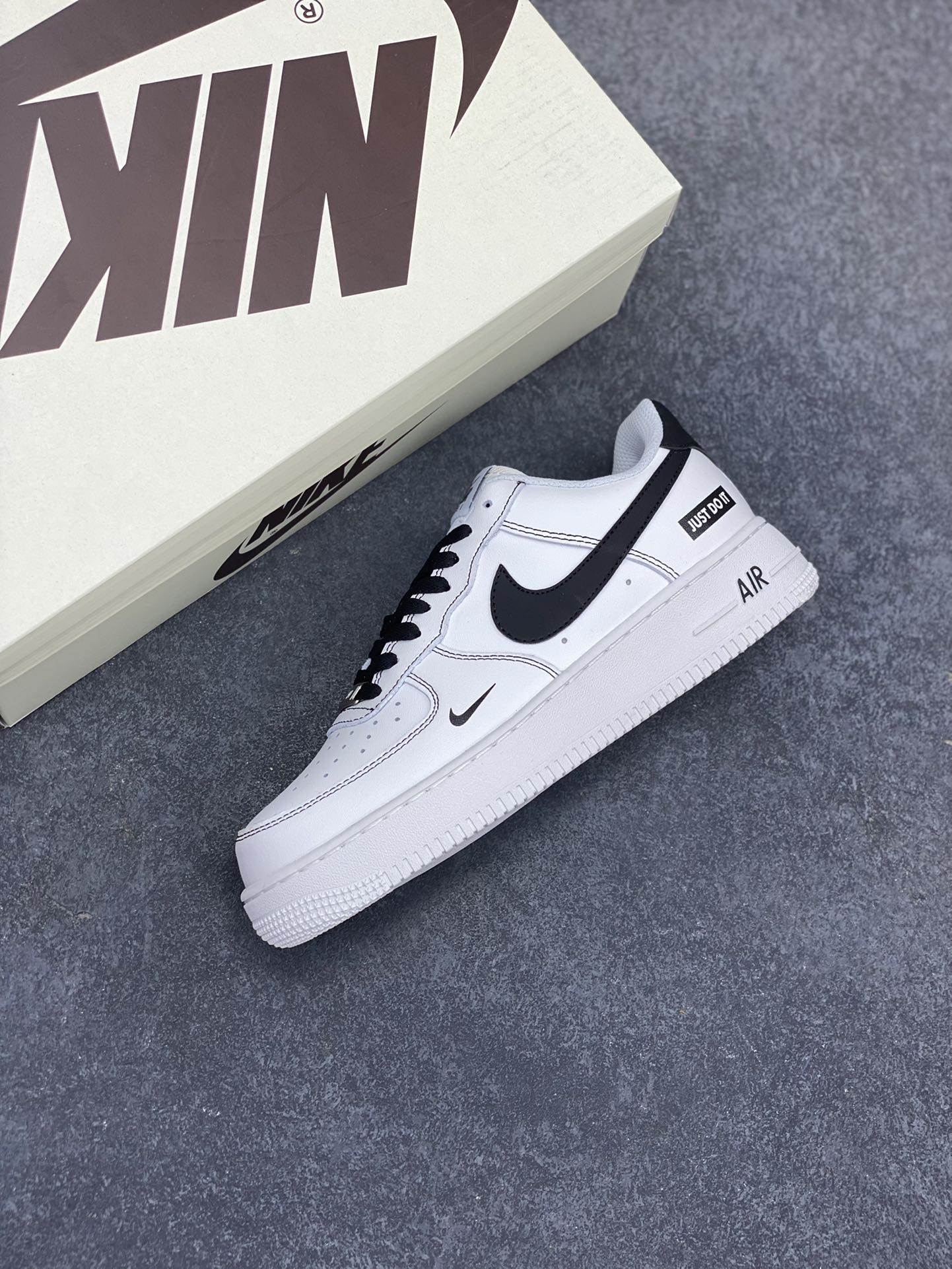 图片[7]-Nike Air Force 1 Low 空军一号低帮百搭休闲运动板鞋。柔软、弹性十足的缓震性能和出色的中底设计，横跨复古与现代的外型结合，造就出风靡全球三十多年的Force 1，直到今天还深受青睐。 货号：315122-112 尺码：36 36.5 37.5 38 38.5 39 40 40.5 41 42 42.5 43 44 44.5 45-选品中心