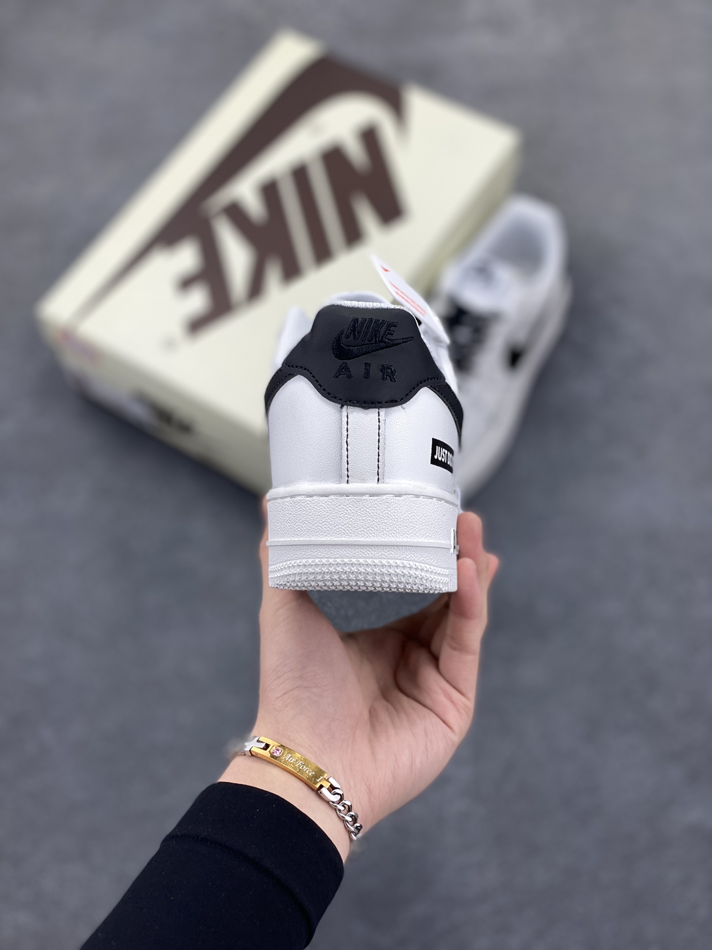 图片[4]-Nike Air Force 1 Low 空军一号低帮百搭休闲运动板鞋。柔软、弹性十足的缓震性能和出色的中底设计，横跨复古与现代的外型结合，造就出风靡全球三十多年的Force 1，直到今天还深受青睐。 货号：315122-112 尺码：36 36.5 37.5 38 38.5 39 40 40.5 41 42 42.5 43 44 44.5 45-选品中心