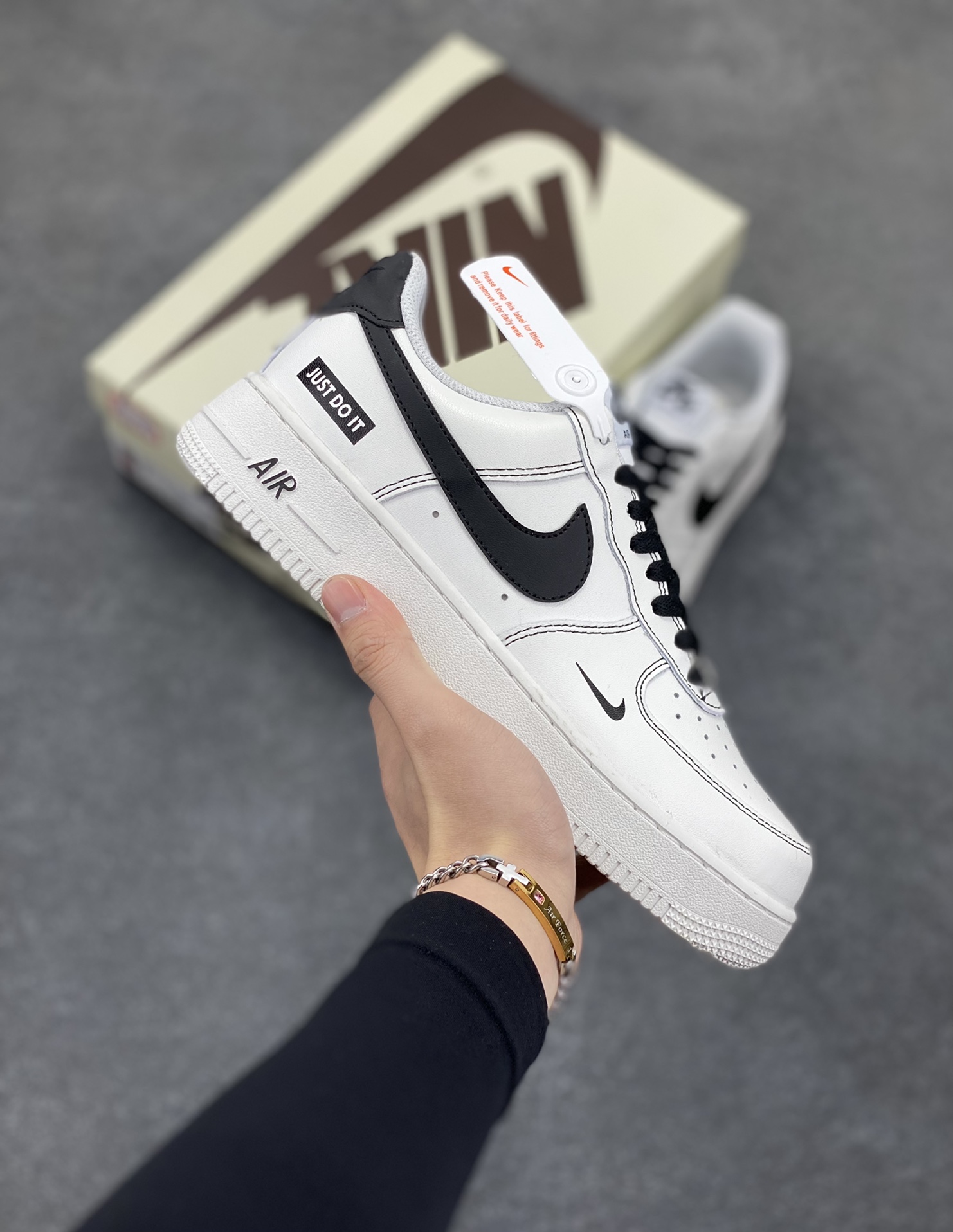 Nike Air Force 1 Low 空军一号低帮百搭休闲运动板鞋。柔软、弹性十足的缓震性能和出色的中底设计，横跨复古与现代的外型结合，造就出风靡全球三十多年的Force 1，直到今天还深受青睐。 货号：315122-112 尺码：36 36.5 37.5 38 38.5 39 40 40.5 41 42 42.5 43 44 44.5 45-选品中心