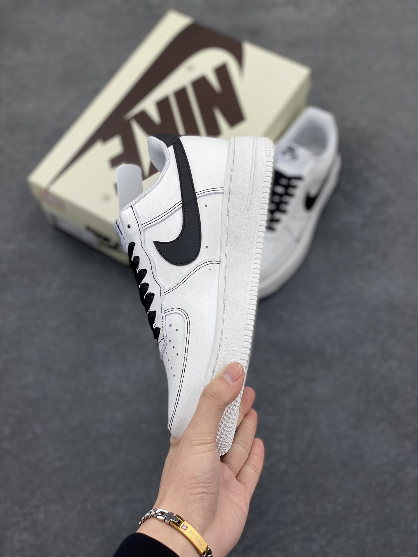 图片[3]-Nike Air Force 1 Low 空军一号低帮百搭休闲运动板鞋。柔软、弹性十足的缓震性能和出色的中底设计，横跨复古与现代的外型结合，造就出风靡全球三十多年的Force 1，直到今天还深受青睐。 货号：315122-112 尺码：36 36.5 37.5 38 38.5 39 40 40.5 41 42 42.5 43 44 44.5 45-选品中心