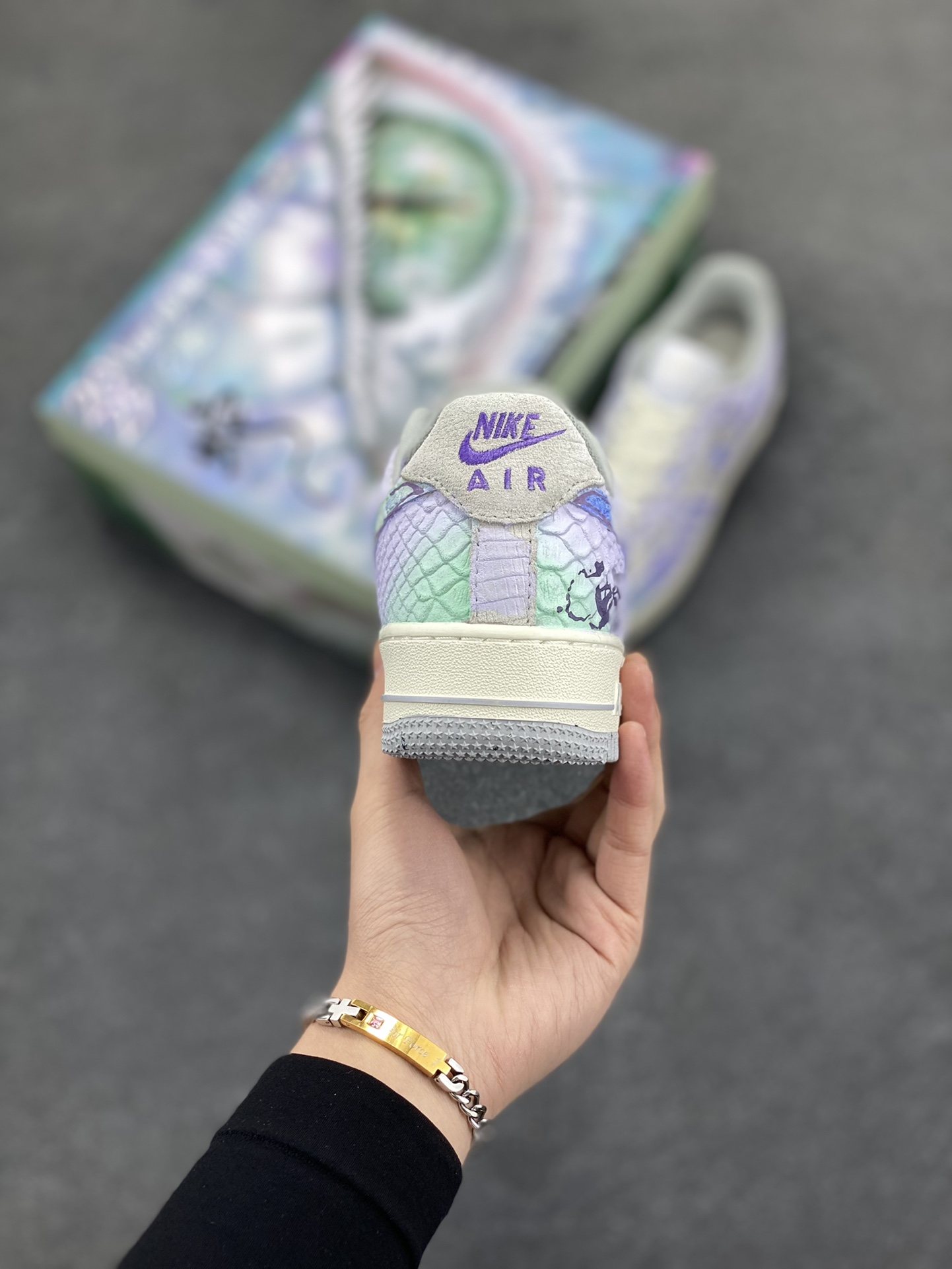 图片[4]-#CNY蛇年限定 Nike Air Force 1 ✨“Viper” ✨“灵蛇起航” 礼盒装🎁空军一号低帮休闲运动板鞋 展望灵蛇之年，前方是无限可能的崭新征程。在学习的赛道上，我们要以灵蛇的敏锐，洞察知识的奥秘，像它蜕皮成长那般，勇敢突破舒适区，不断提升自我。工作中，凭借灵蛇的灵活，巧妙应对各种挑战，在创新的浪潮里勇立潮头，追逐更高的职业理想 货号：DX2678-666 尺码：36 36.5 37.5 38 38.5 39 40 40.5 41 42 42.5 43 44 44.5 45-选品中心