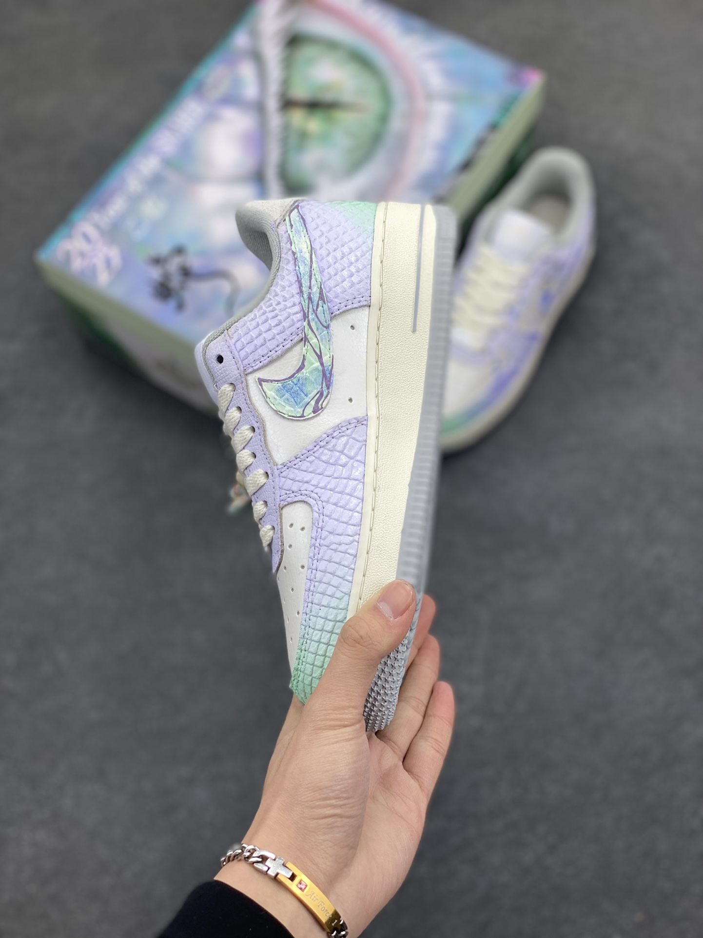 图片[3]-#CNY蛇年限定 Nike Air Force 1 ✨“Viper” ✨“灵蛇起航” 礼盒装🎁空军一号低帮休闲运动板鞋 展望灵蛇之年，前方是无限可能的崭新征程。在学习的赛道上，我们要以灵蛇的敏锐，洞察知识的奥秘，像它蜕皮成长那般，勇敢突破舒适区，不断提升自我。工作中，凭借灵蛇的灵活，巧妙应对各种挑战，在创新的浪潮里勇立潮头，追逐更高的职业理想 货号：DX2678-666 尺码：36 36.5 37.5 38 38.5 39 40 40.5 41 42 42.5 43 44 44.5 45-选品中心