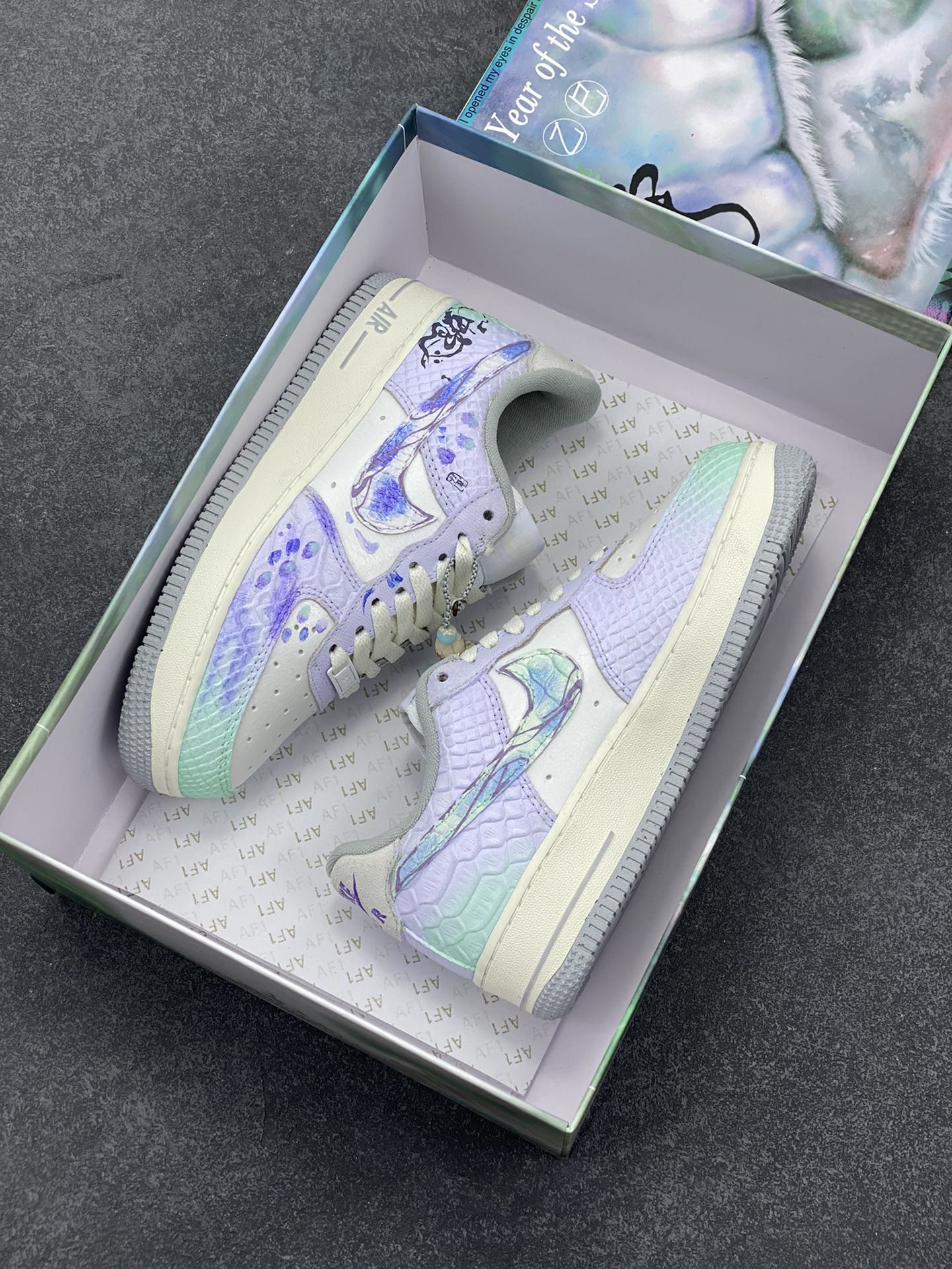 图片[9]-#CNY蛇年限定 Nike Air Force 1 ✨“Viper” ✨“灵蛇起航” 礼盒装🎁空军一号低帮休闲运动板鞋 展望灵蛇之年，前方是无限可能的崭新征程。在学习的赛道上，我们要以灵蛇的敏锐，洞察知识的奥秘，像它蜕皮成长那般，勇敢突破舒适区，不断提升自我。工作中，凭借灵蛇的灵活，巧妙应对各种挑战，在创新的浪潮里勇立潮头，追逐更高的职业理想 货号：DX2678-666 尺码：36 36.5 37.5 38 38.5 39 40 40.5 41 42 42.5 43 44 44.5 45-选品中心