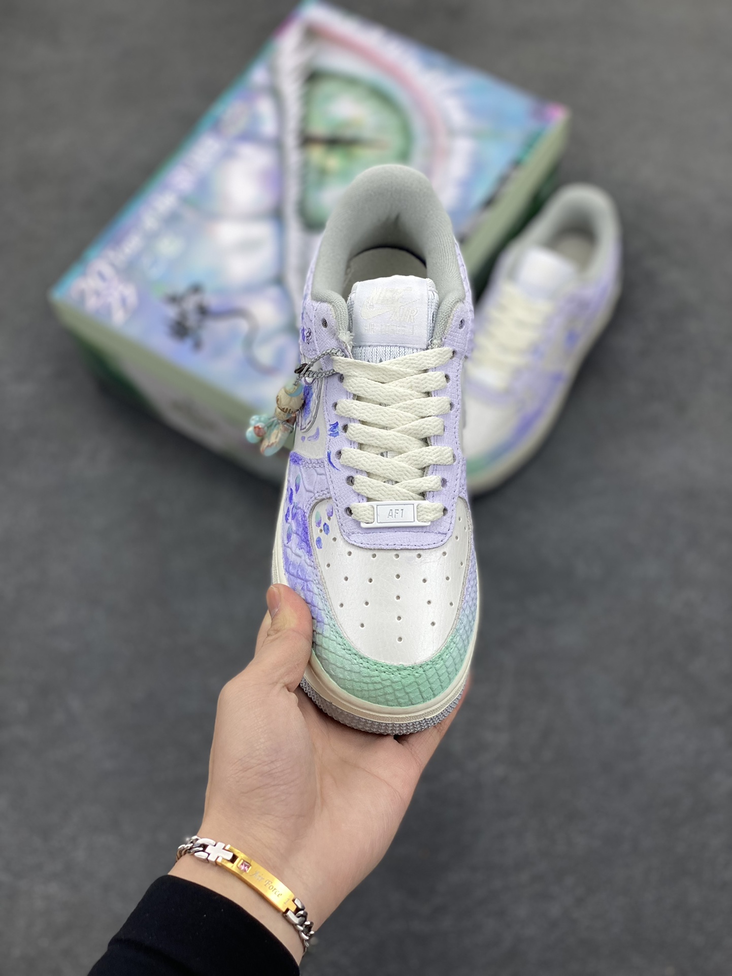 图片[2]-#CNY蛇年限定 Nike Air Force 1 ✨“Viper” ✨“灵蛇起航” 礼盒装🎁空军一号低帮休闲运动板鞋 展望灵蛇之年，前方是无限可能的崭新征程。在学习的赛道上，我们要以灵蛇的敏锐，洞察知识的奥秘，像它蜕皮成长那般，勇敢突破舒适区，不断提升自我。工作中，凭借灵蛇的灵活，巧妙应对各种挑战，在创新的浪潮里勇立潮头，追逐更高的职业理想 货号：DX2678-666 尺码：36 36.5 37.5 38 38.5 39 40 40.5 41 42 42.5 43 44 44.5 45-选品中心