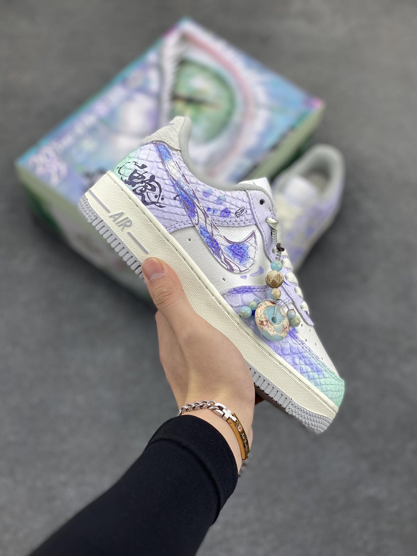 #CNY蛇年限定 Nike Air Force 1 ✨“Viper” ✨“灵蛇起航” 礼盒装🎁空军一号低帮休闲运动板鞋 展望灵蛇之年，前方是无限可能的崭新征程。在学习的赛道上，我们要以灵蛇的敏锐，洞察知识的奥秘，像它蜕皮成长那般，勇敢突破舒适区，不断提升自我。工作中，凭借灵蛇的灵活，巧妙应对各种挑战，在创新的浪潮里勇立潮头，追逐更高的职业理想 货号：DX2678-666 尺码：36 36.5 37.5 38 38.5 39 40 40.5 41 42 42.5 43 44 44.5 45-选品中心