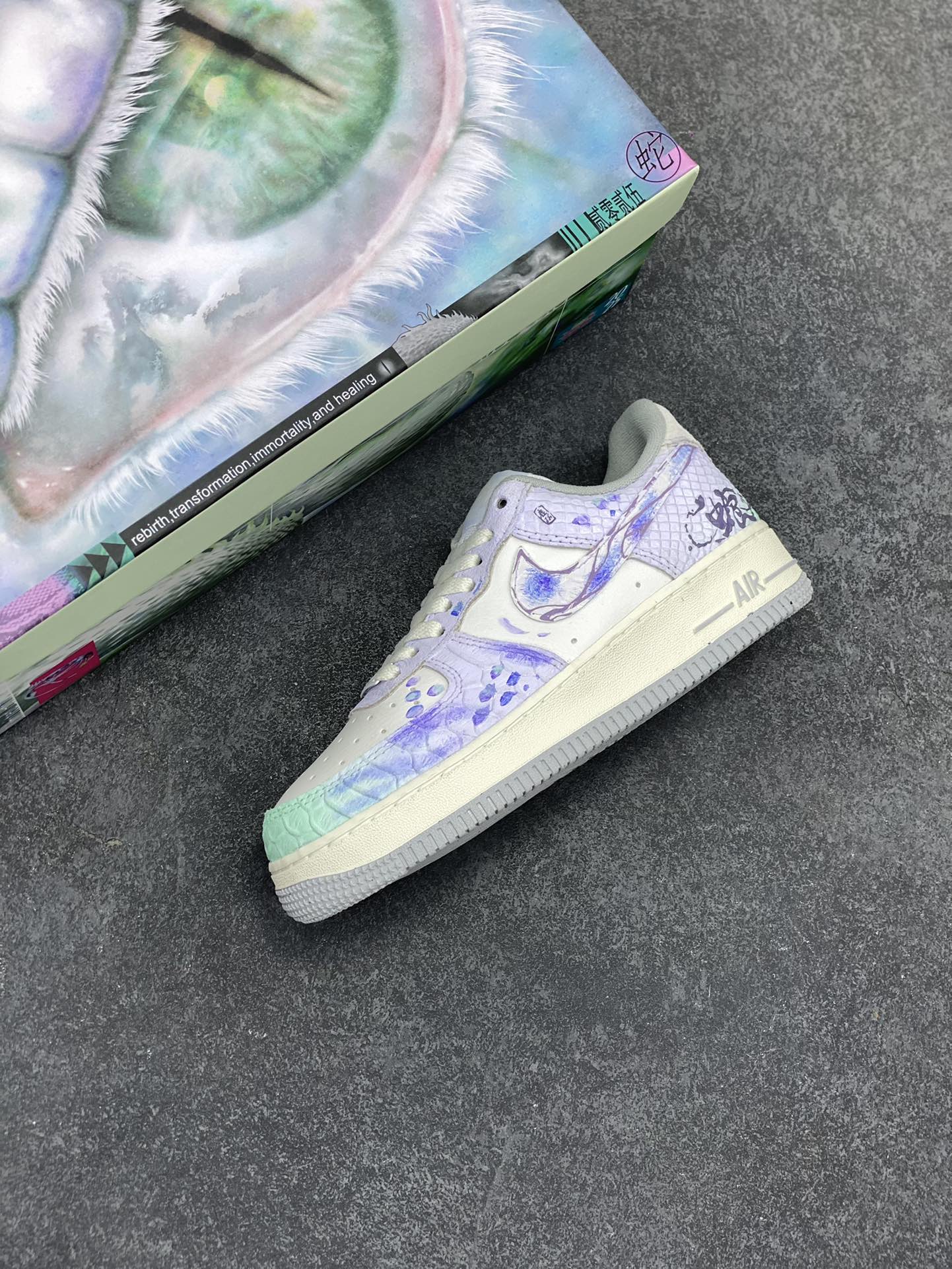 图片[7]-#CNY蛇年限定 Nike Air Force 1 ✨“Viper” ✨“灵蛇起航” 礼盒装🎁空军一号低帮休闲运动板鞋 展望灵蛇之年，前方是无限可能的崭新征程。在学习的赛道上，我们要以灵蛇的敏锐，洞察知识的奥秘，像它蜕皮成长那般，勇敢突破舒适区，不断提升自我。工作中，凭借灵蛇的灵活，巧妙应对各种挑战，在创新的浪潮里勇立潮头，追逐更高的职业理想 货号：DX2678-666 尺码：36 36.5 37.5 38 38.5 39 40 40.5 41 42 42.5 43 44 44.5 45-选品中心