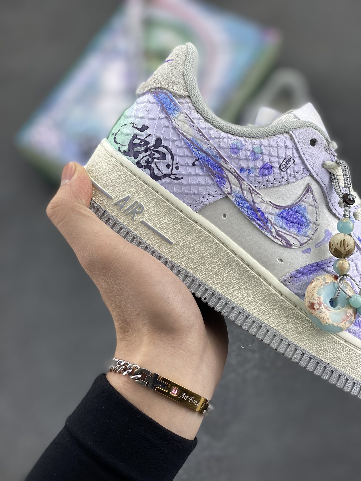 图片[6]-#CNY蛇年限定 Nike Air Force 1 ✨“Viper” ✨“灵蛇起航” 礼盒装🎁空军一号低帮休闲运动板鞋 展望灵蛇之年，前方是无限可能的崭新征程。在学习的赛道上，我们要以灵蛇的敏锐，洞察知识的奥秘，像它蜕皮成长那般，勇敢突破舒适区，不断提升自我。工作中，凭借灵蛇的灵活，巧妙应对各种挑战，在创新的浪潮里勇立潮头，追逐更高的职业理想 货号：DX2678-666 尺码：36 36.5 37.5 38 38.5 39 40 40.5 41 42 42.5 43 44 44.5 45-选品中心