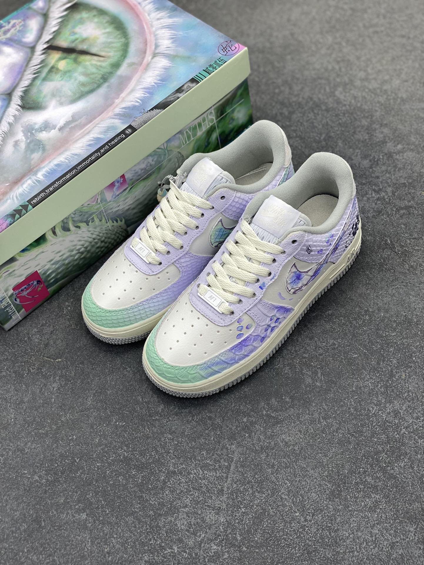 图片[8]-#CNY蛇年限定 Nike Air Force 1 ✨“Viper” ✨“灵蛇起航” 礼盒装🎁空军一号低帮休闲运动板鞋 展望灵蛇之年，前方是无限可能的崭新征程。在学习的赛道上，我们要以灵蛇的敏锐，洞察知识的奥秘，像它蜕皮成长那般，勇敢突破舒适区，不断提升自我。工作中，凭借灵蛇的灵活，巧妙应对各种挑战，在创新的浪潮里勇立潮头，追逐更高的职业理想 货号：DX2678-666 尺码：36 36.5 37.5 38 38.5 39 40 40.5 41 42 42.5 43 44 44.5 45-选品中心