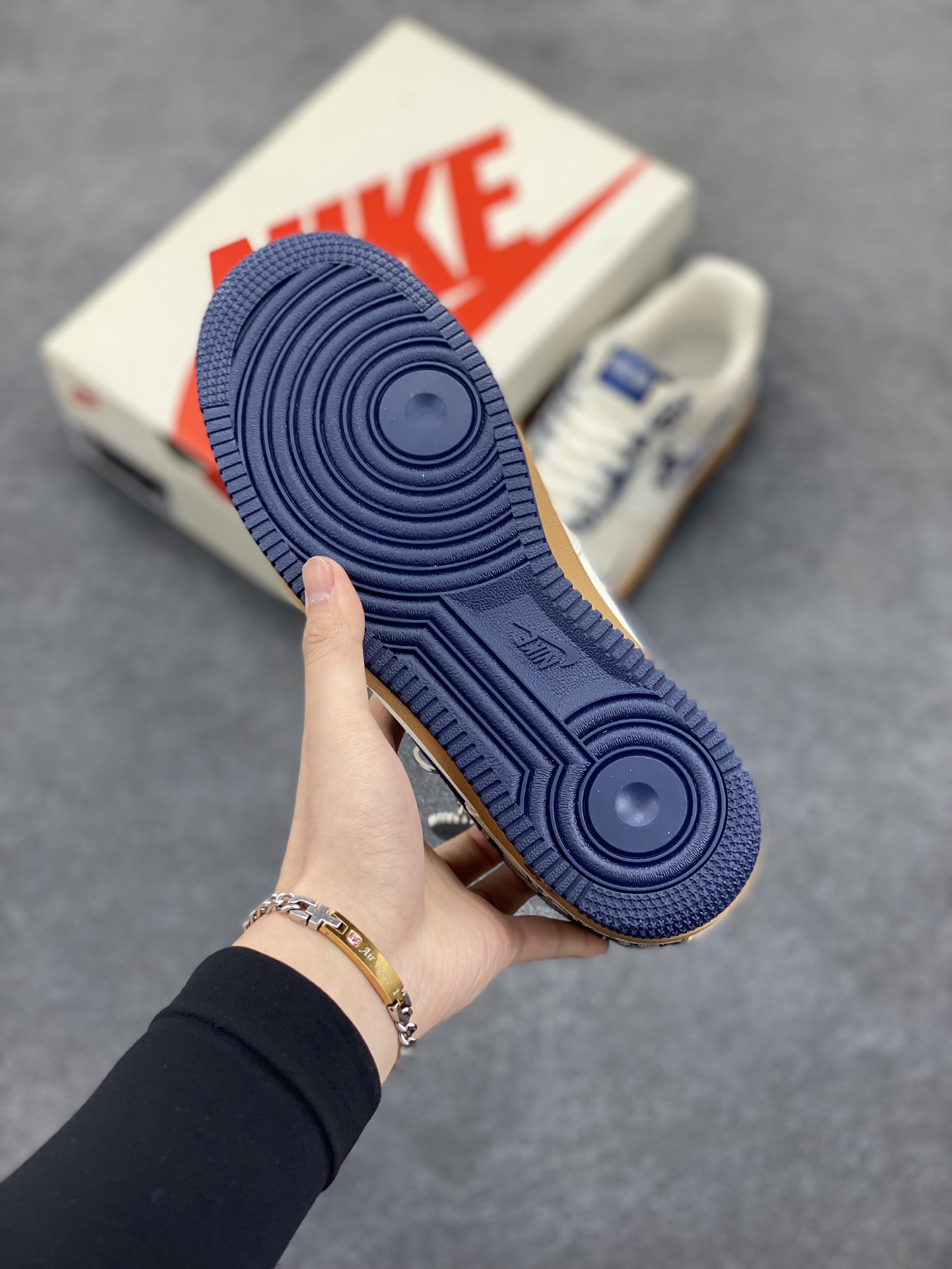 图片[5]-NIke Air Force 1 \’07 Low “迪奥联名——针织”空军一号 低帮 运动鞋 休闲鞋 折边针车 工艺难度大 原楦头原纸板 原装鞋盒 定制五金配件 内置全掌气垫 原厂鞋底 货号：KK1988-052 尺码：36 36.5 37.5 38 38.5 39 40 40.5 41 42 42.5 43 44 44.5 45-选品中心