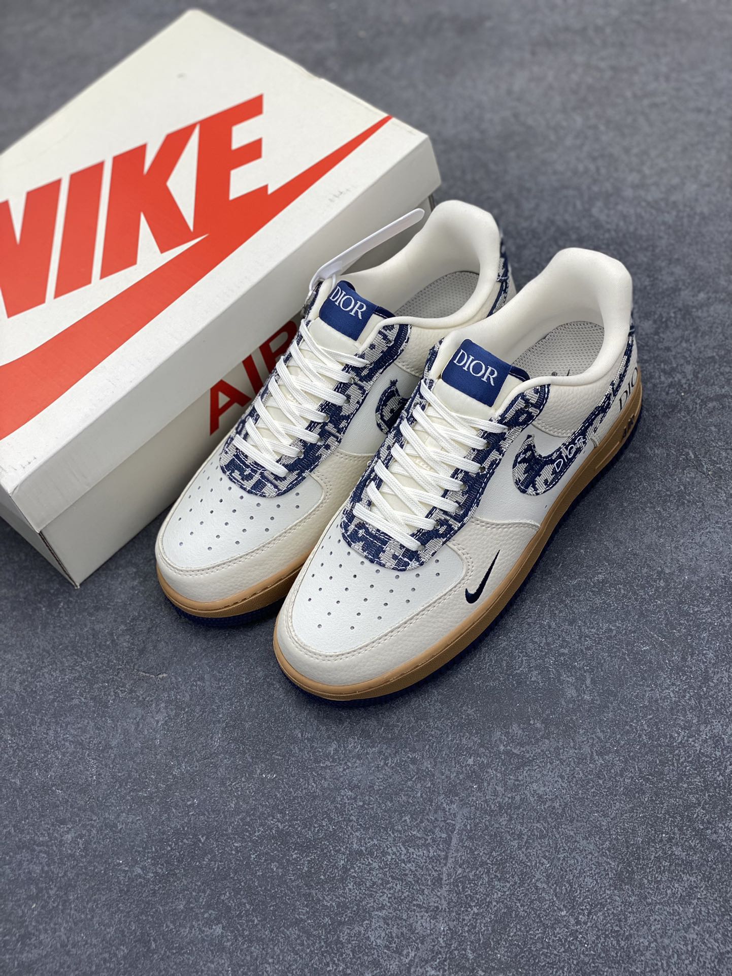 图片[8]-NIke Air Force 1 \’07 Low “迪奥联名——针织”空军一号 低帮 运动鞋 休闲鞋 折边针车 工艺难度大 原楦头原纸板 原装鞋盒 定制五金配件 内置全掌气垫 原厂鞋底 货号：KK1988-052 尺码：36 36.5 37.5 38 38.5 39 40 40.5 41 42 42.5 43 44 44.5 45-选品中心