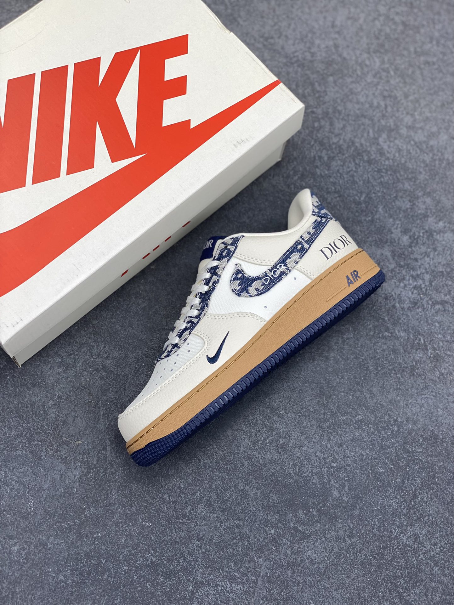 图片[7]-NIke Air Force 1 \’07 Low “迪奥联名——针织”空军一号 低帮 运动鞋 休闲鞋 折边针车 工艺难度大 原楦头原纸板 原装鞋盒 定制五金配件 内置全掌气垫 原厂鞋底 货号：KK1988-052 尺码：36 36.5 37.5 38 38.5 39 40 40.5 41 42 42.5 43 44 44.5 45-选品中心