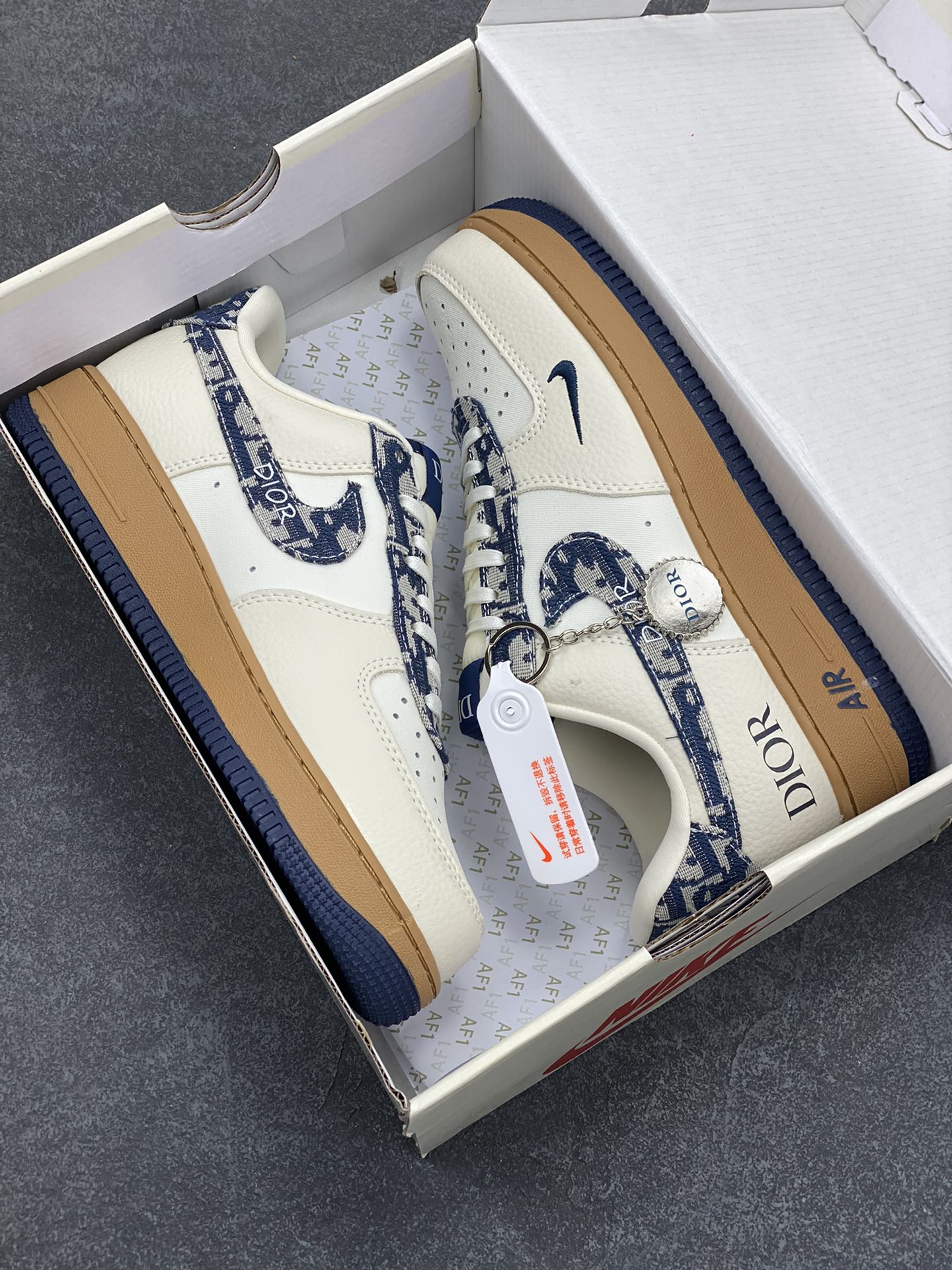 图片[9]-NIke Air Force 1 \’07 Low “迪奥联名——针织”空军一号 低帮 运动鞋 休闲鞋 折边针车 工艺难度大 原楦头原纸板 原装鞋盒 定制五金配件 内置全掌气垫 原厂鞋底 货号：KK1988-052 尺码：36 36.5 37.5 38 38.5 39 40 40.5 41 42 42.5 43 44 44.5 45-选品中心