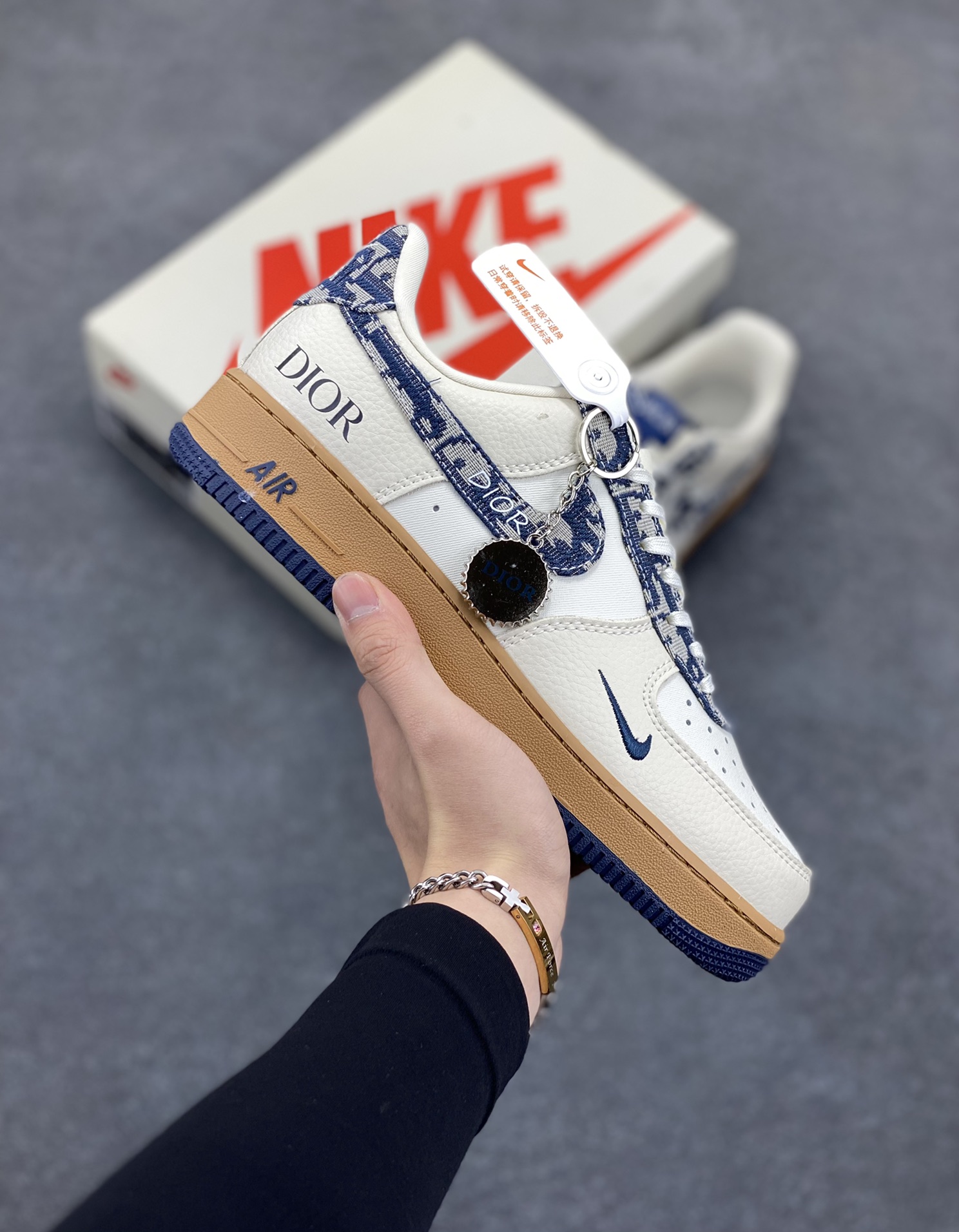 NIke Air Force 1 \’07 Low “迪奥联名——针织”空军一号 低帮 运动鞋 休闲鞋 折边针车 工艺难度大 原楦头原纸板 原装鞋盒 定制五金配件 内置全掌气垫 原厂鞋底 货号:KK1988-052 尺码:36 36.5 37.5 38 38.5 39 40 40.5 41 42 42.5 43 44 44.5 45-选品中心