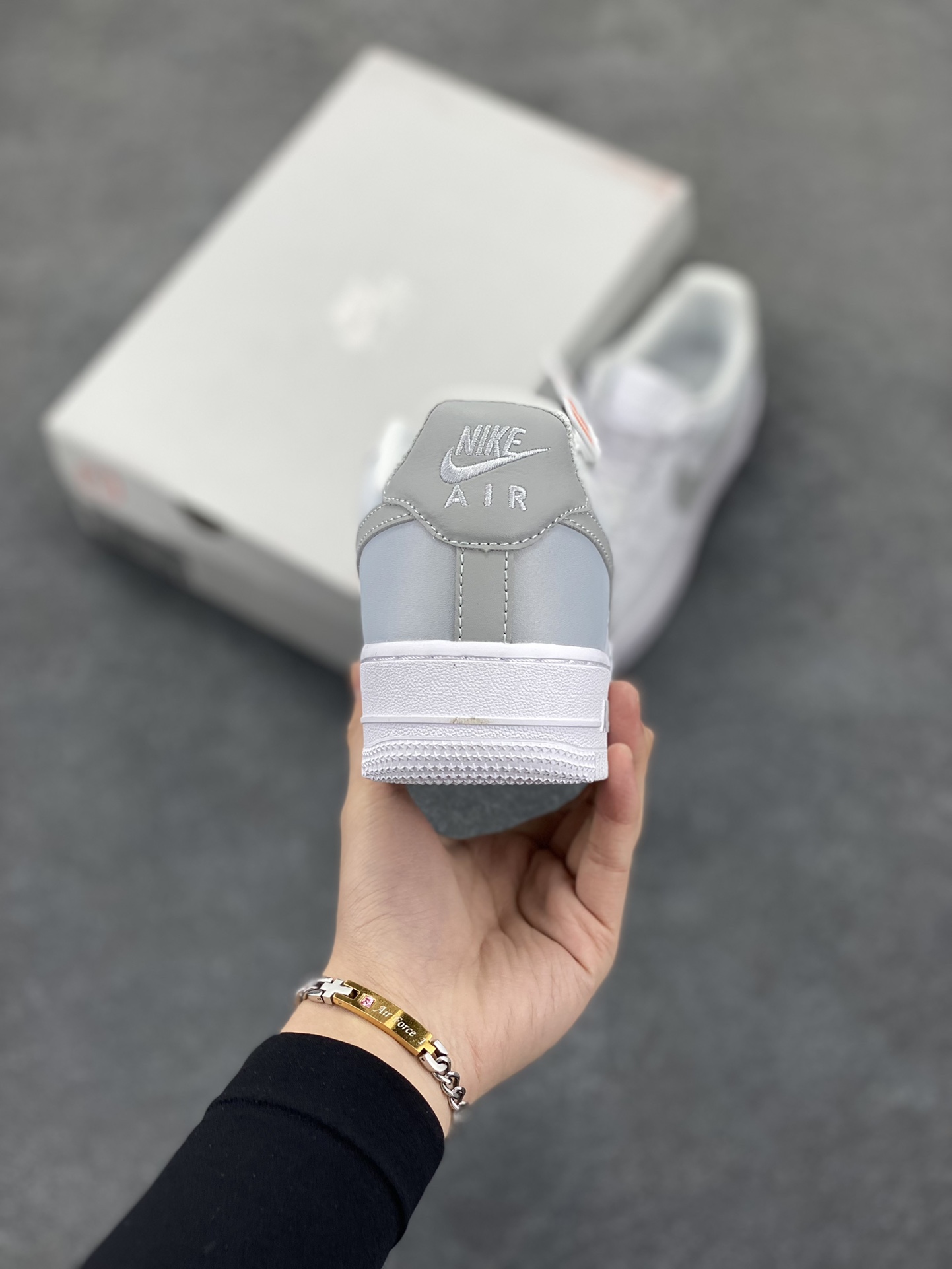 图片[4]-Nike Air Force 1 Low’07 渐变灰勾 空军一号低帮休闲板鞋 定制皮料 定制鞋盒 原楦原纸板 纯正空军版型 内置全掌气垫 货号：FN0366-102 尺码：36 36.5 37.5 38 38.5 39 40 40.5 41 42 42.5 43 44 44.5 45-选品中心