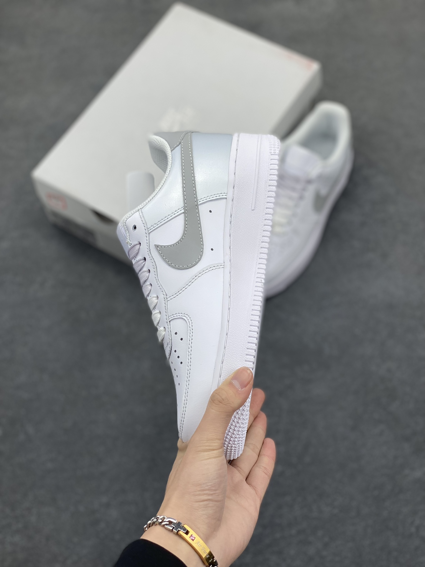 图片[3]-Nike Air Force 1 Low’07 渐变灰勾 空军一号低帮休闲板鞋 定制皮料 定制鞋盒 原楦原纸板 纯正空军版型 内置全掌气垫 货号：FN0366-102 尺码：36 36.5 37.5 38 38.5 39 40 40.5 41 42 42.5 43 44 44.5 45-选品中心