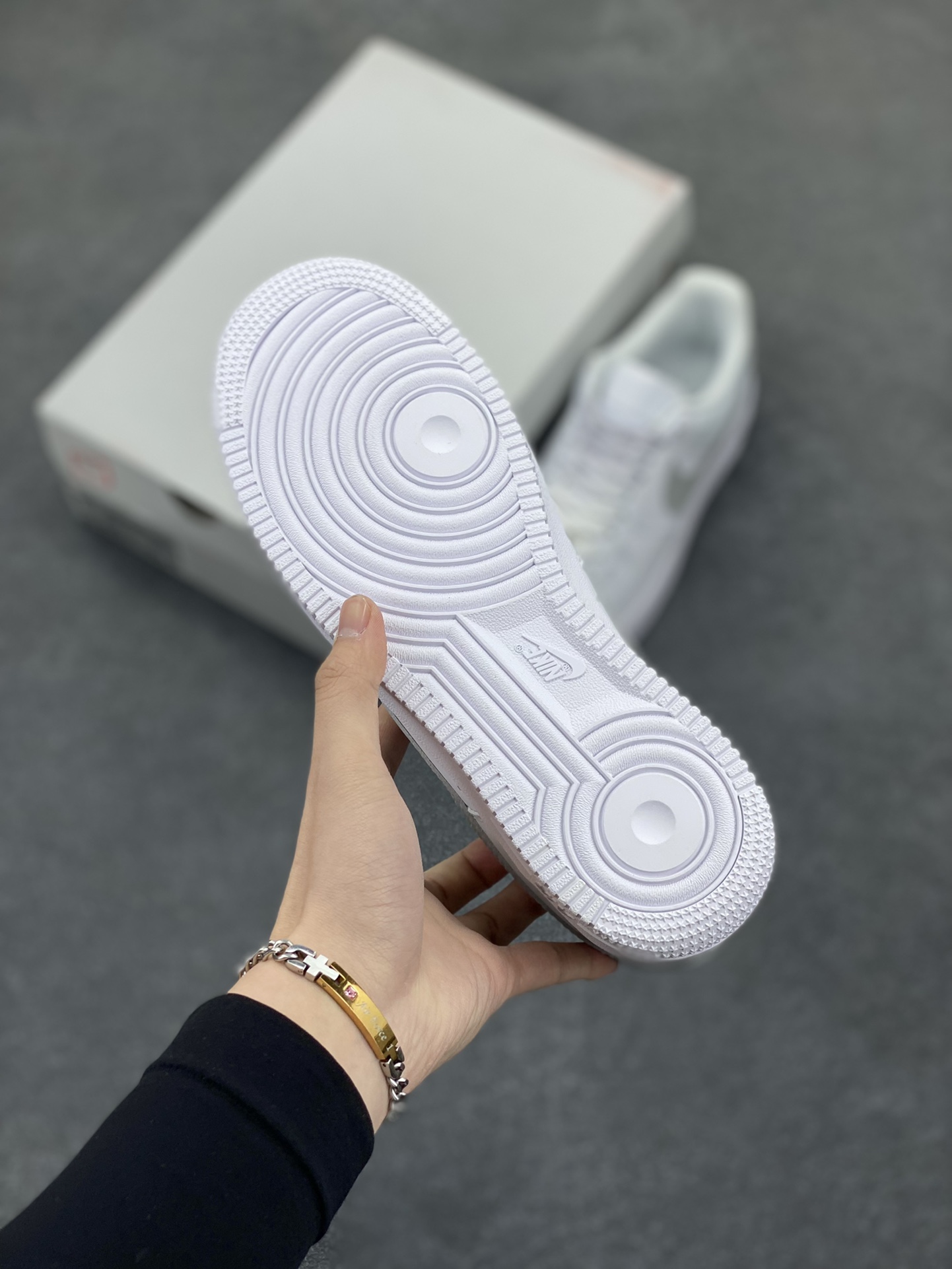 图片[5]-Nike Air Force 1 Low’07 渐变灰勾 空军一号低帮休闲板鞋 定制皮料 定制鞋盒 原楦原纸板 纯正空军版型 内置全掌气垫 货号：FN0366-102 尺码：36 36.5 37.5 38 38.5 39 40 40.5 41 42 42.5 43 44 44.5 45-选品中心