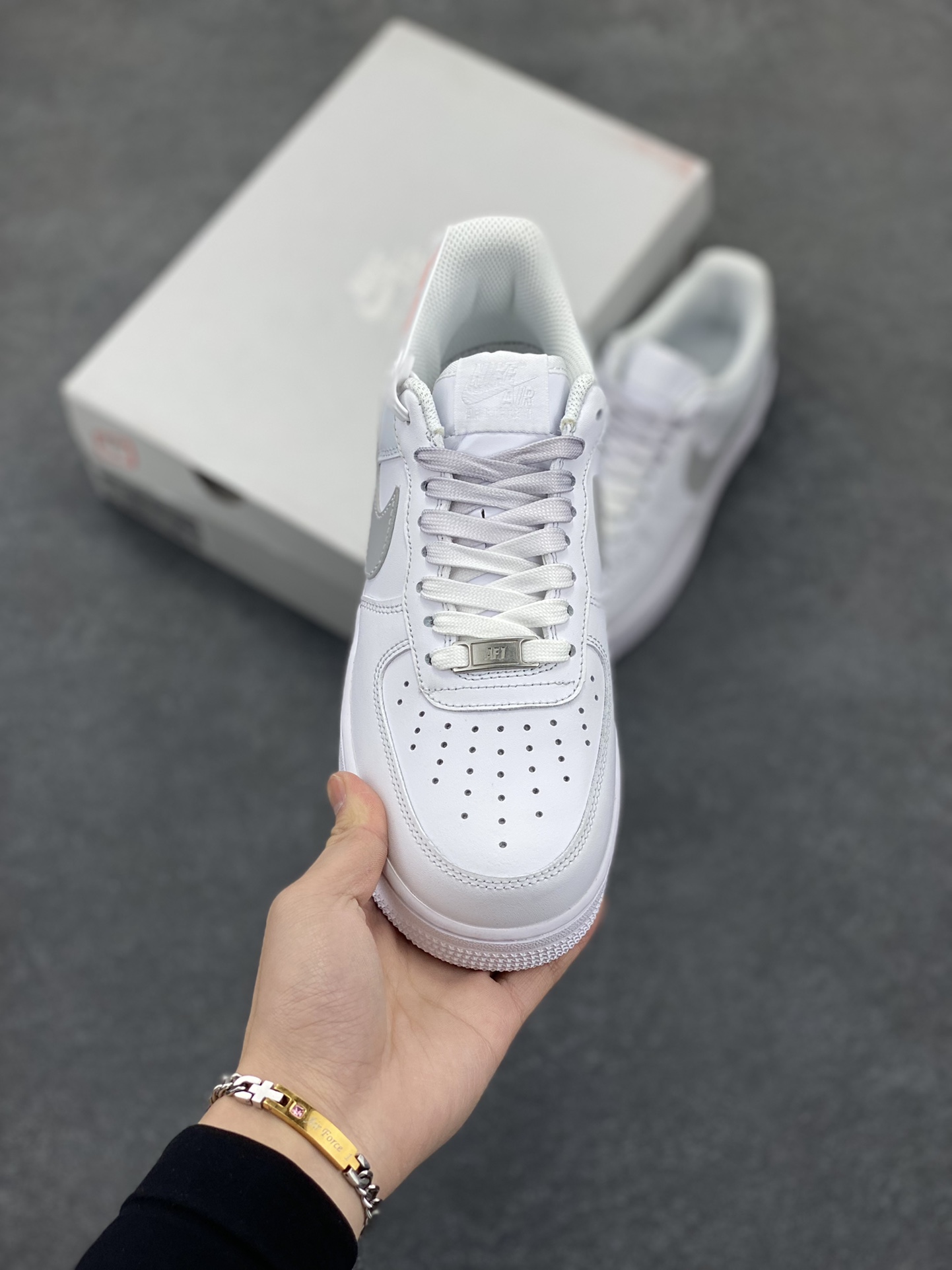 图片[2]-Nike Air Force 1 Low’07 渐变灰勾 空军一号低帮休闲板鞋 定制皮料 定制鞋盒 原楦原纸板 纯正空军版型 内置全掌气垫 货号：FN0366-102 尺码：36 36.5 37.5 38 38.5 39 40 40.5 41 42 42.5 43 44 44.5 45-选品中心