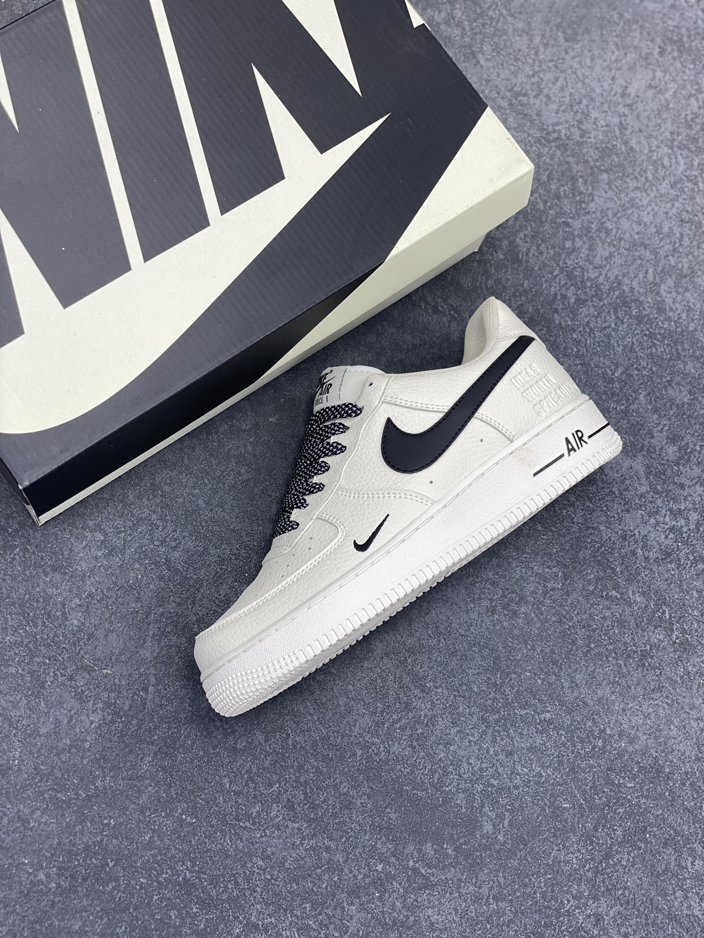 图片[7]-TEDxPortland× Nike Air Force 1 Low联名 黑反光空军一号低帮休闲板鞋 定制皮料 原装定制鞋盒 炫彩反光 细节满满 原楦头原纸板 内置全掌气垫 货号：DD8959-706 尺码：36 36.5 37.5 38 38.5 39 40 40.5 41 42 42.5 43 44 44.5 45-选品中心