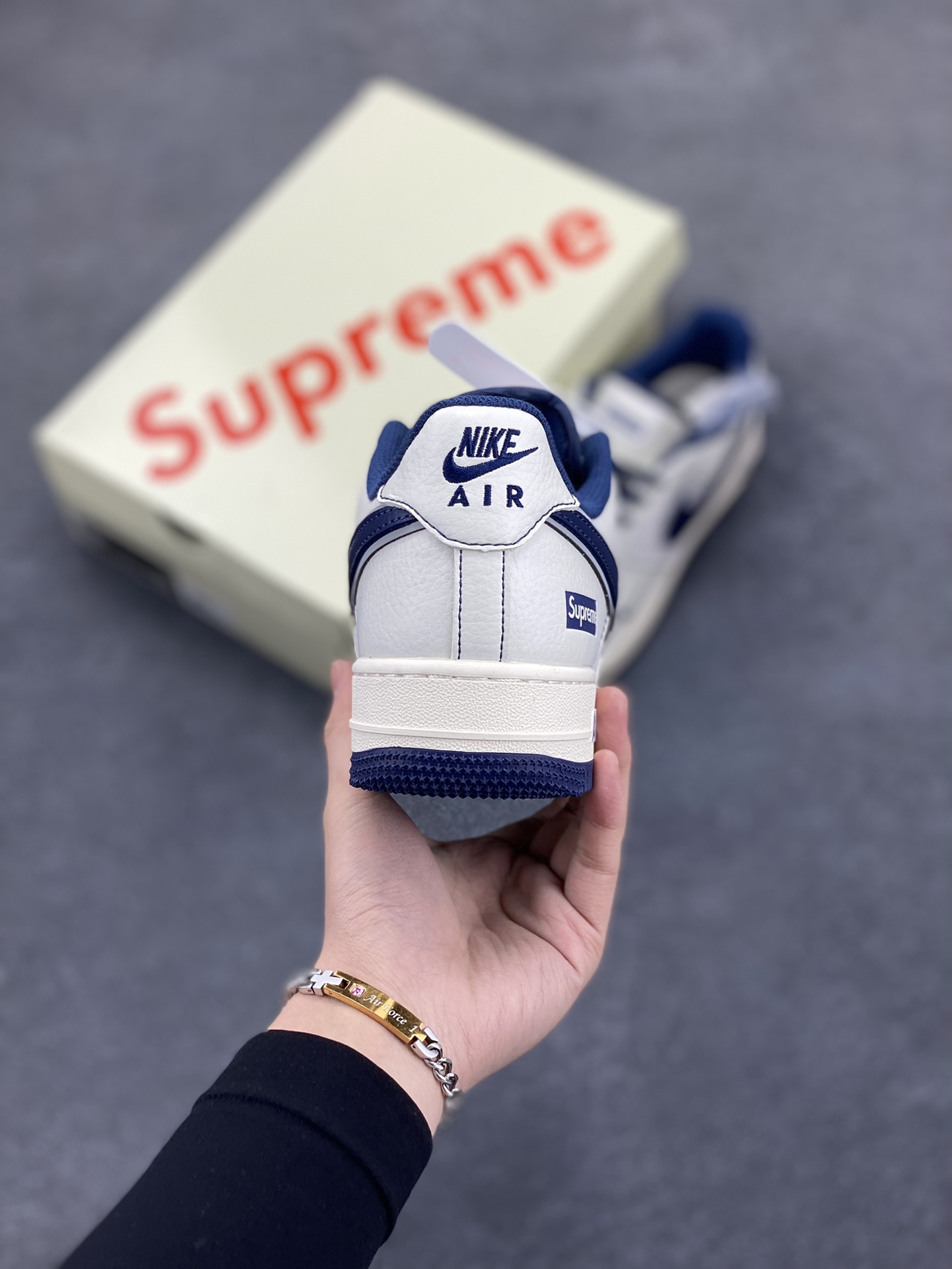 图片[4]-NIke Air Force 1 \’07 Low “Supreme联名——深蓝线条”空军一号 低帮 运动鞋 休闲鞋 折边针车 工艺难度大 原楦头原纸板 原装鞋盒 定制五金配件 内置全掌气垫 原厂鞋底 货号：XZ6188-019 尺码：36 36.5 37.5 38 38.5 39 40 40.5 41 42 42.5 43 44 44.5 45-选品中心